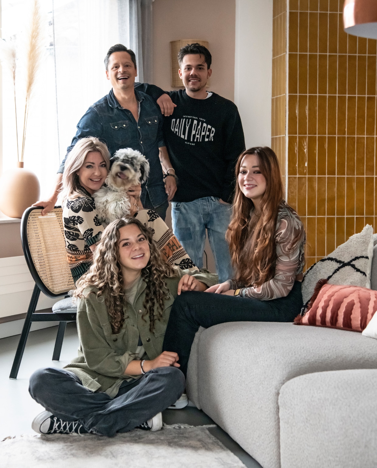 Marcella, Lennard, Mees,Febe en Sterre, hond Bowie en kat Ted. Kussens HKliving, Bank en elementen Jax van HKliving, overig onbekend. vtwonen 3-2022 | productie Insidehomepage | styling Esther Loonstijn | fotografie Louis Lemaire