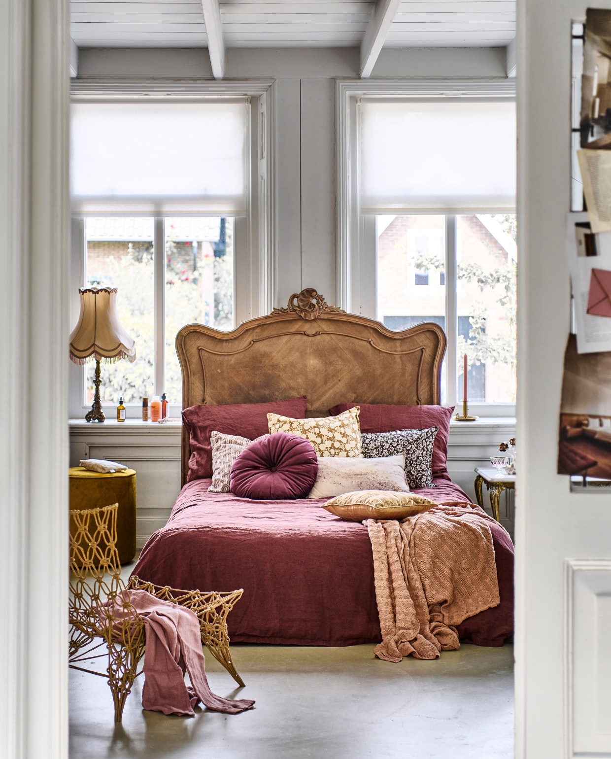 Antiek houten hoofdbord € 239,-, vintage tafellamp € 125,-, vintage bijzettafel € 225,- vintage messing kandelaar € 25,- vintage goudkleurig rozen ornament € 25,- vintage wijnglas € 7,50 (fortuneflea.com). Linnen dekbedovertrek in Rosewood, 200x220 cm met 2 kussenslopen € 289,-, linnen kamerjas in Clay Rose € 119,95 (yumeko.nl). Velvet poef Sara van Woood € 79,95, oker-wit katoenen kussen Foliage van BePureHome, 50x50 cm € 29,95, gebreid plaid Waving van BePureHome in Blush, 130x170 cm € 69,- (basiclabel.nl). Bruin-wit katoenen kussen van HKliving met bloemprint, 40x60 cm € 59,-, lila katoenen kussen van HKliving met bloemenprint, 55x30 cm € 49,-, bordeauxrood velvet kussen Mandarin van Kaat Amsterdam, 40 cm (Ø) € 39,95 (vtwonen.nl/shop). Vintage stoel Knotted van Marcel Wanders voor Cappellini (bijv. via whoppah.com). vtwonen 11-2023 | styling Marlies Does | fotografie Sjoerd Eickmans