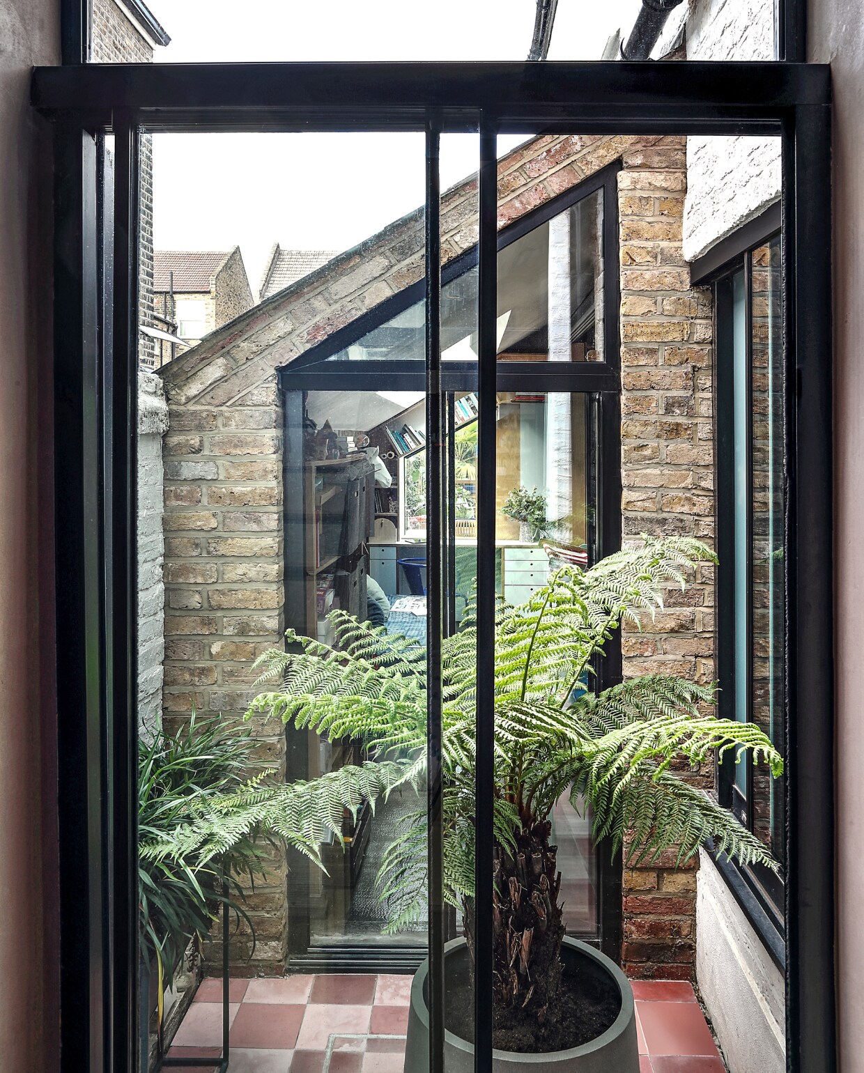 Kleine binnenuin. Overig onbekend. vtwonen special binnenkijken 03-2020 | productie Bureaux | styling Someday Studio | fotografie Elsa Young