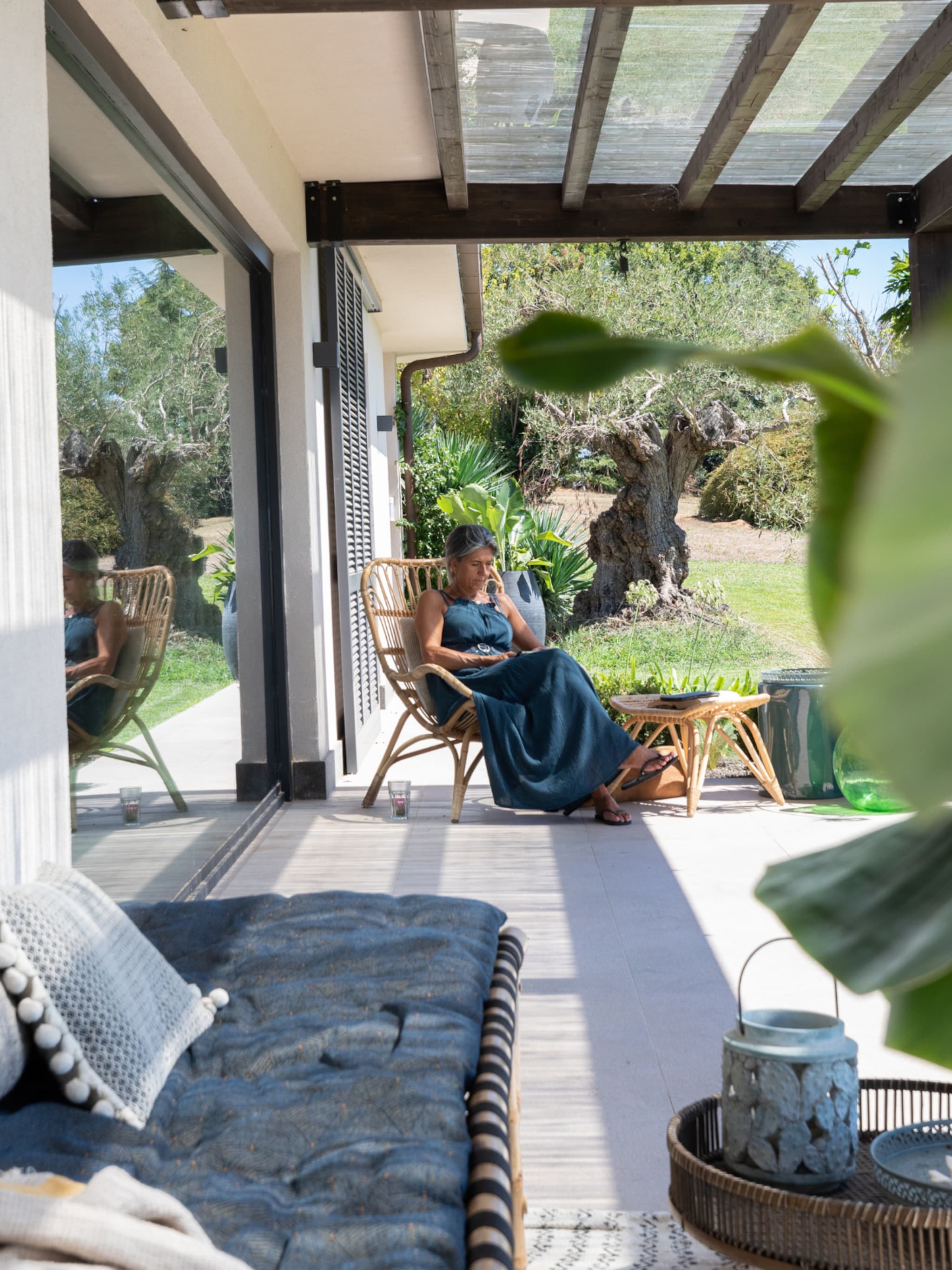 binnenkijken in een verbouwde jaren 70 villa in italie