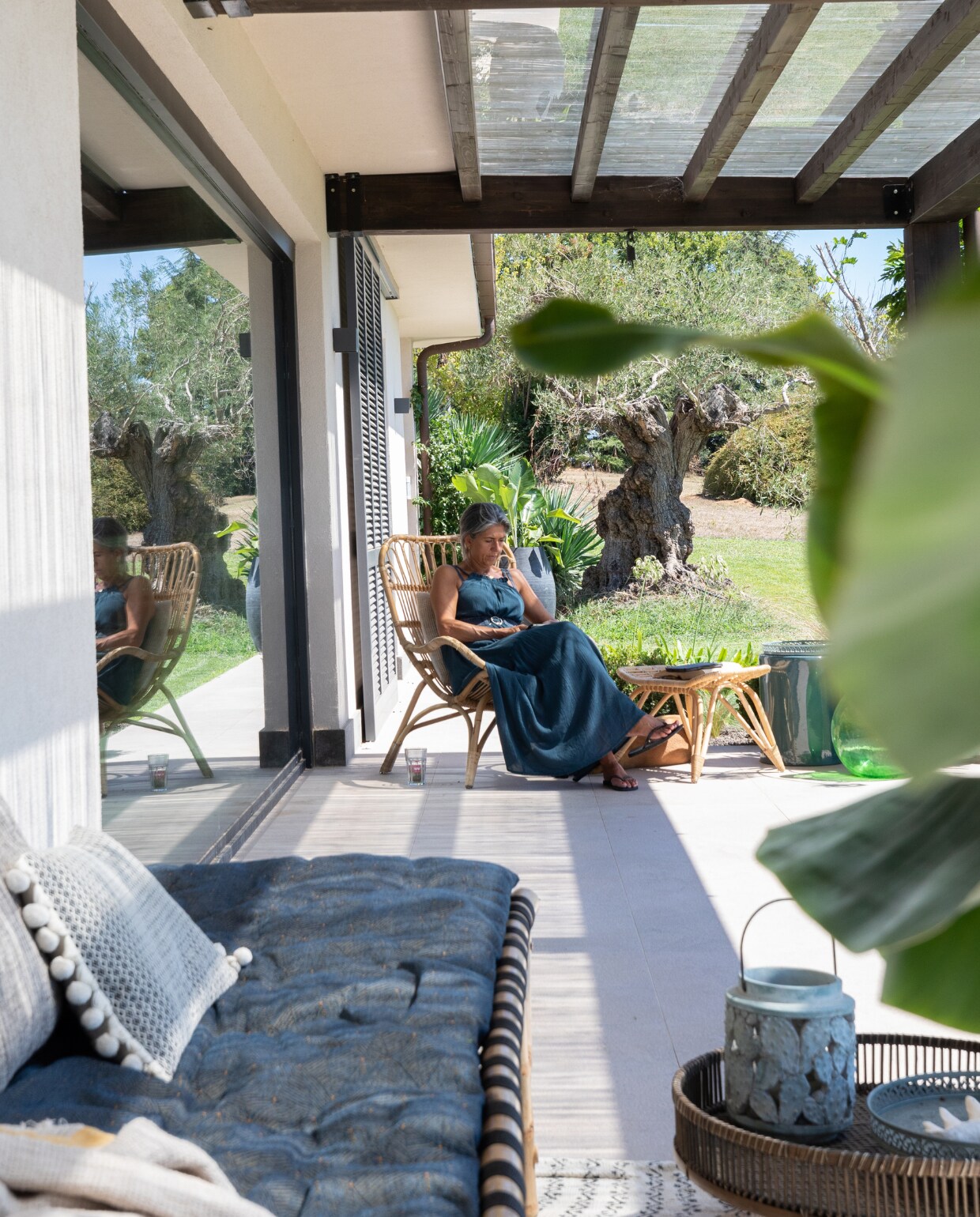 Anna in haar jaren 70 villa in Italië. Daybed van Dettagli Arredamenti. Matras op maat gemaakt. Rotan loungestoel Ella van Venture Design. Antiek vloerkleed Tisca. Bamboe lantaarn Pomax. Overig onbekend. vtwonen 07-2023 | productie Living Inside | fotografie Monica Spezia