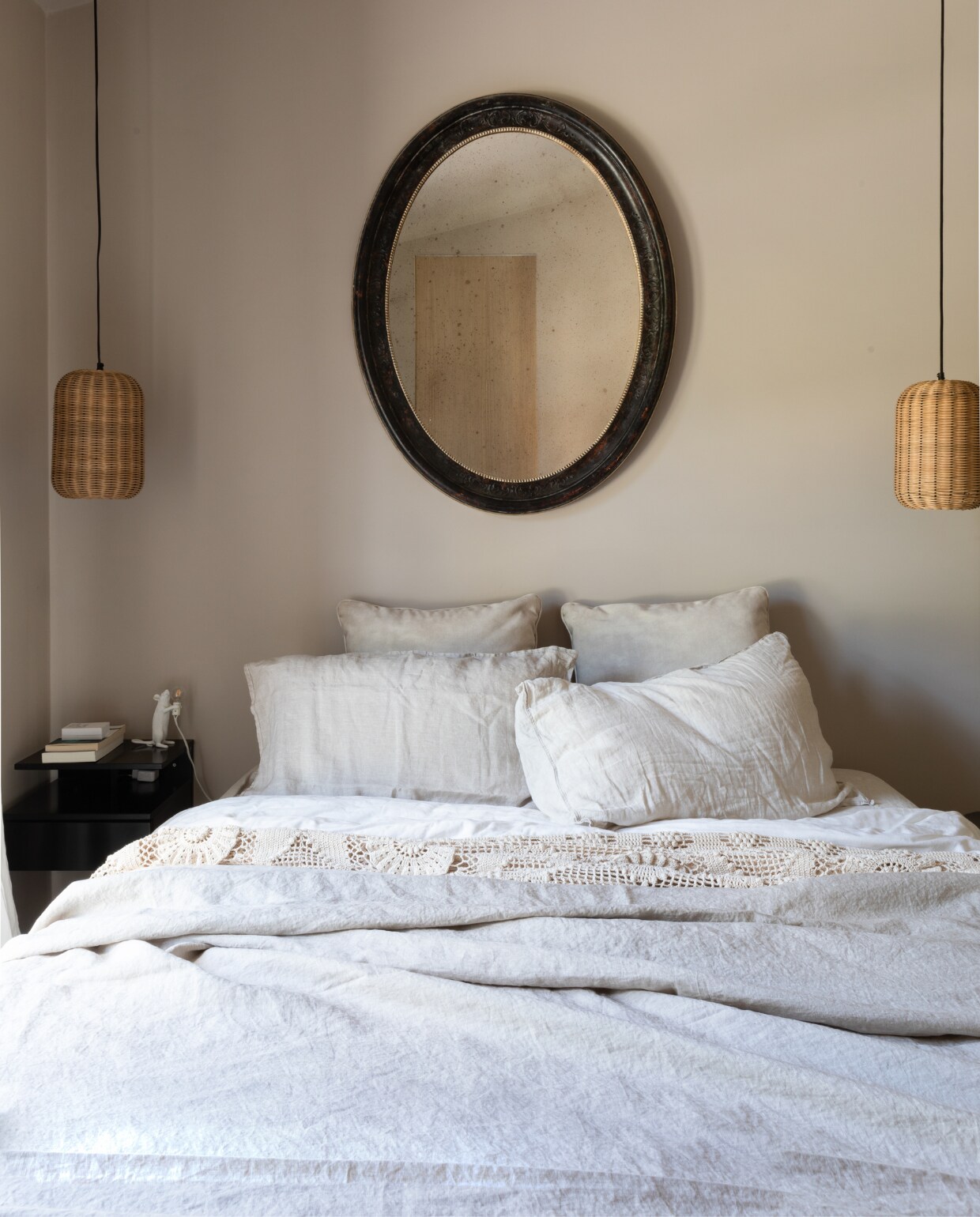 Laura’s kamer. Antieke spiegel Off-Roma. Bedlinnen Arte Pura. Antieke sprei van Anna’s moeder. Hanglampen Zara Home. Nachtlampje Mouse van Seletti. Overig onbekend. vtwonen 07-2023 | productie Living Inside | fotografie Monica Spezia