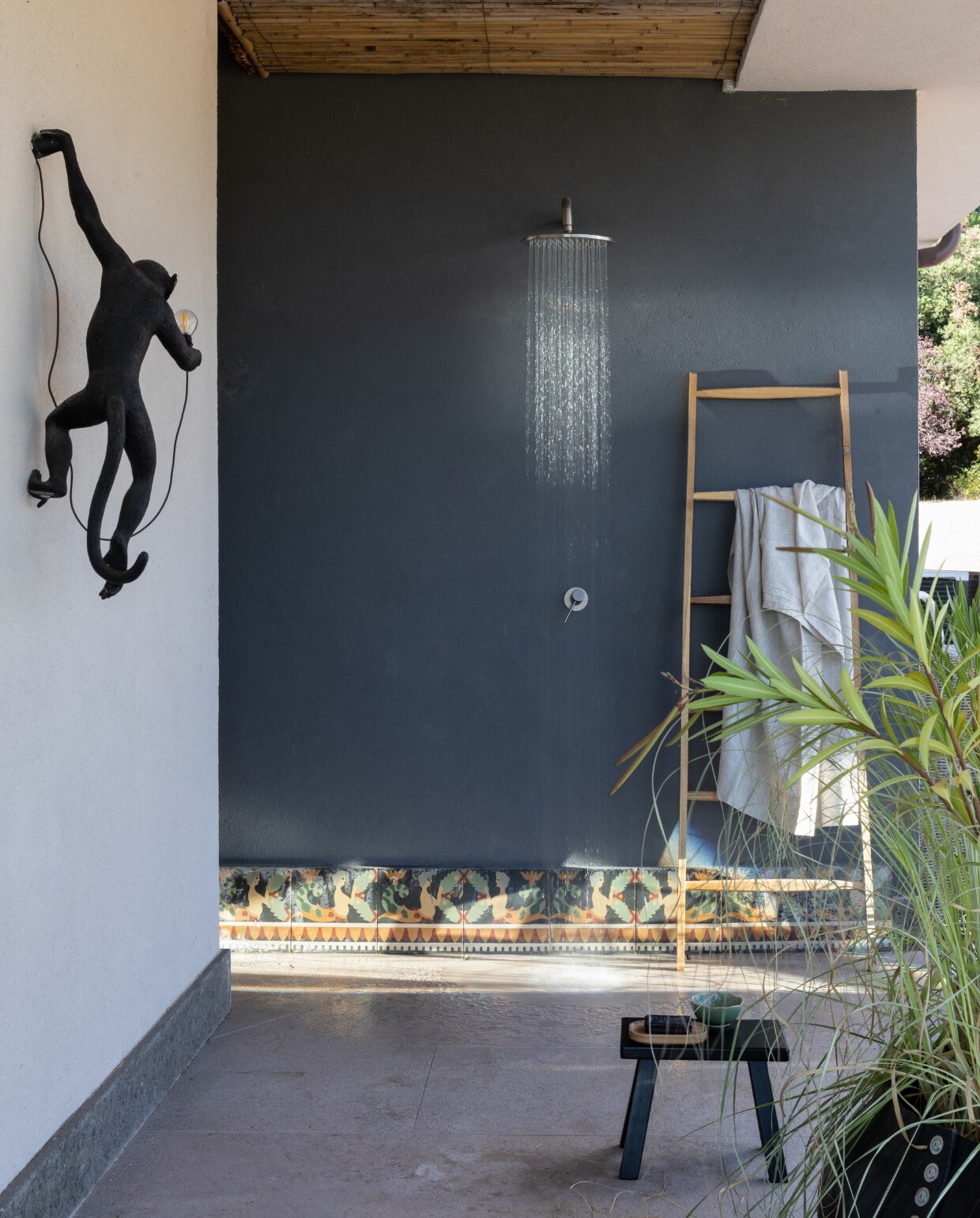 Antieke tegels gevonden bij een kringloop. Ladder Pomax. Handdoeken Arte Pura. Lamp Monkey van Seletti. Overig onbekend. vtwonen 07-2023 | productie Living Inside | fotografie Monica Spezia