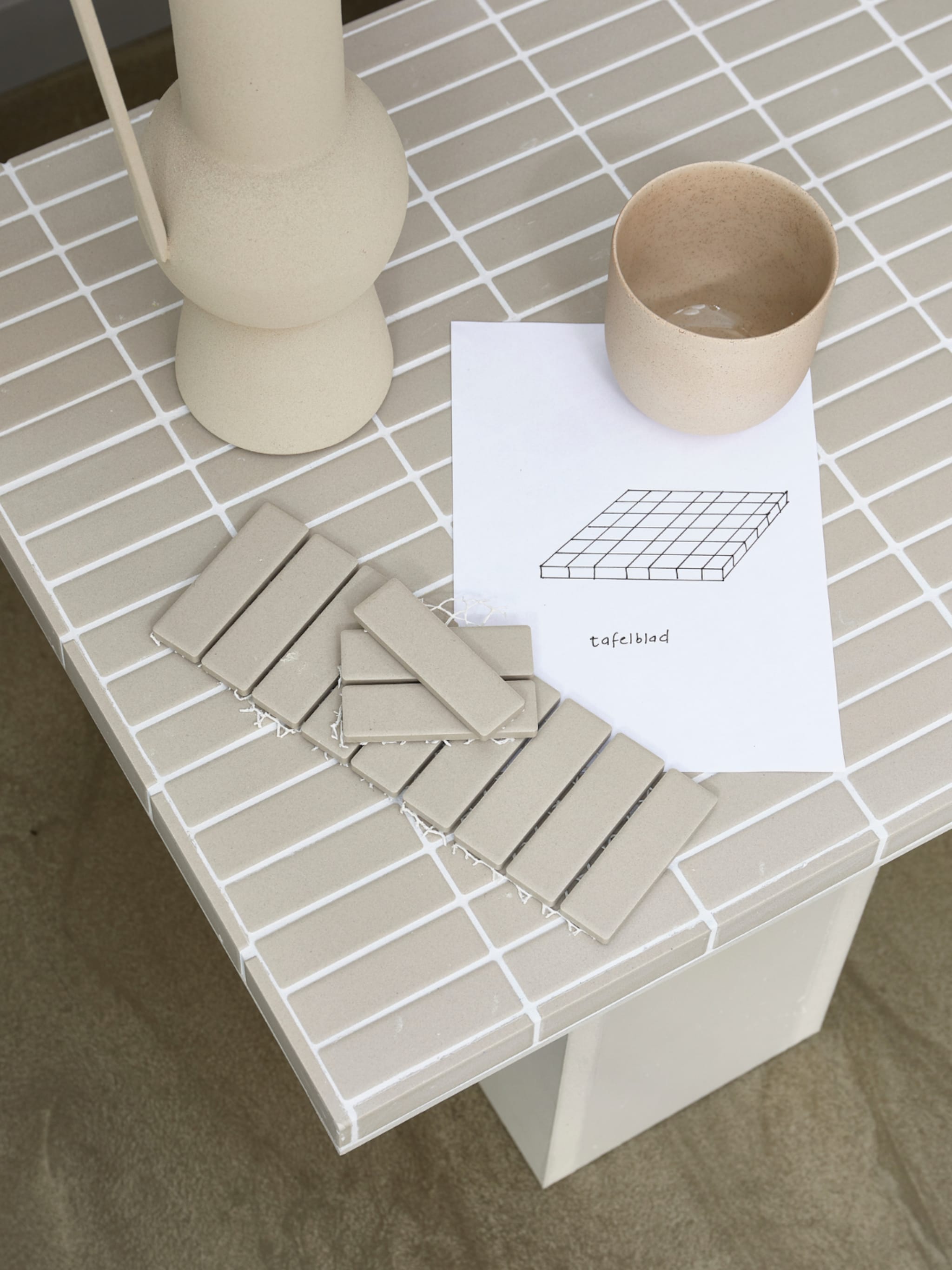 diy salontafel met tegels voor een karakteristieke woonkamer