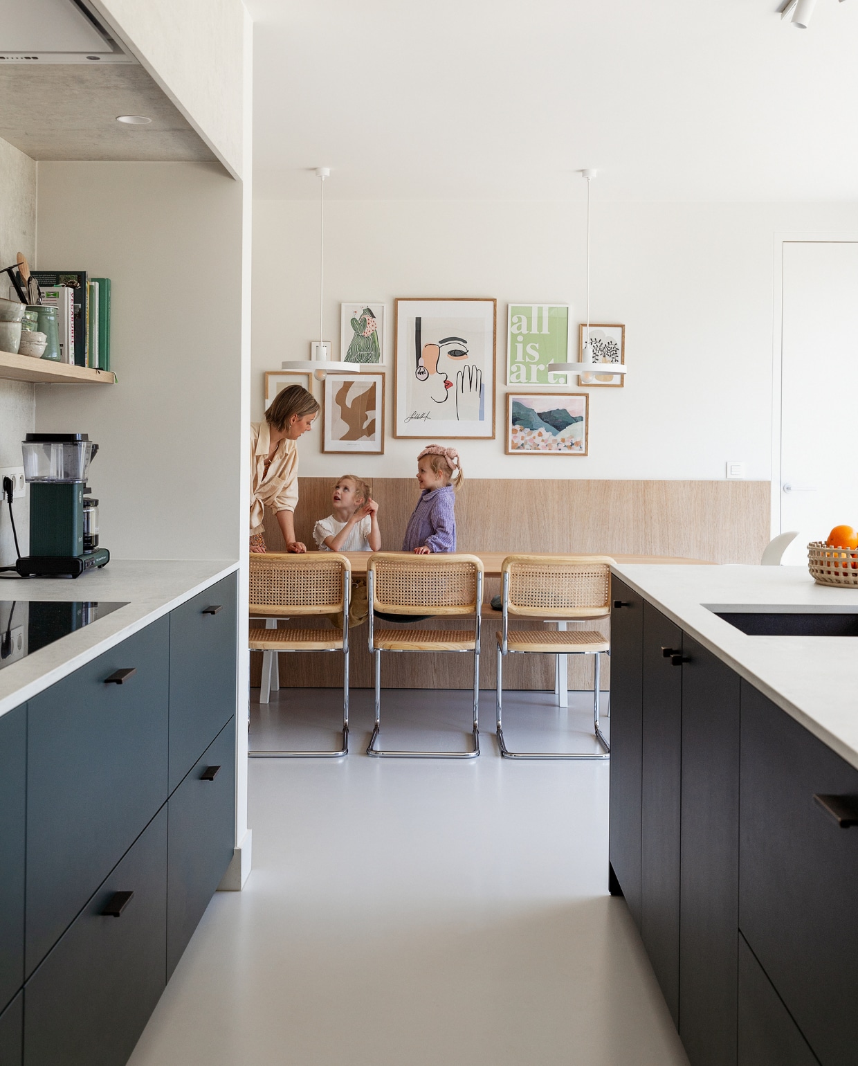 Birgit, Stella en Ellis in de keuken van hun gerenoveerde hoeve in Vosselaar, België. Keuken Raeymaekers Keukens, kleur keuken Carriage Green Farrow &amp; Ball, keukenblad Dekton in Lunar, verlichting Modular, kraan Quooker, posters Desenio en Postery, stoelen vintage, eettafel Studio Henk, koffiezetapparaat Moccamaster, wijnglazen HKliving, koffiemokken Casa, lambrisering eiken fineer. Overig onbekend. vtwonen 11-2023 | styling Ilona Jongepier | fotografie Dana van Leeuwen