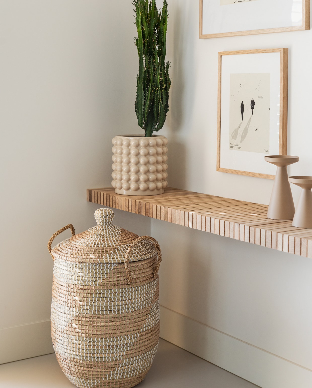 Wandplank Myshelf Eik van By Anouk. Mand en kandelaars Casa. Bloempot H&amp;M, posters The Poster Club, gietvloer kleurcode NCS S2000N van Alterieur. vtwonen 11-2023 | styling Ilona Jongepier | fotografie Dana van Leeuwen