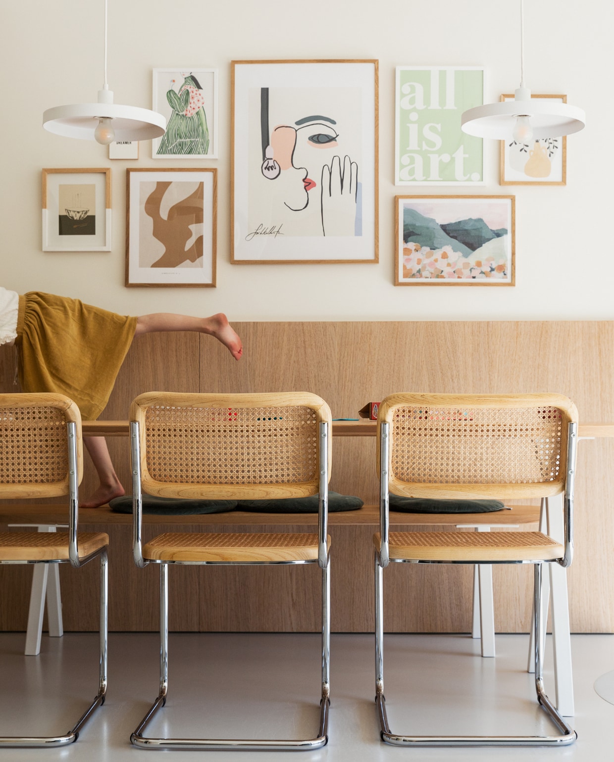 Eettafel Studio Henk, posters Desenio en Postery, stoelen vintage, lambrisering eiken fineer, gietvloer kleurcode NCS S2000N van Alterieur. vtwonen 11-2023 | styling Ilona Jongepier | fotografie Dana van Leeuwen