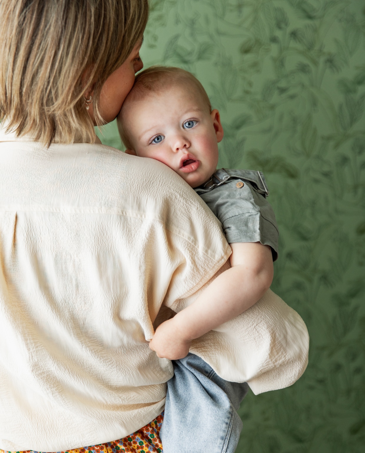 Birgit en zoon Cesar. Behang Roomblush vtwonen 11-2023 | styling Ilona Jongepier | fotografie Dana van Leeuwen