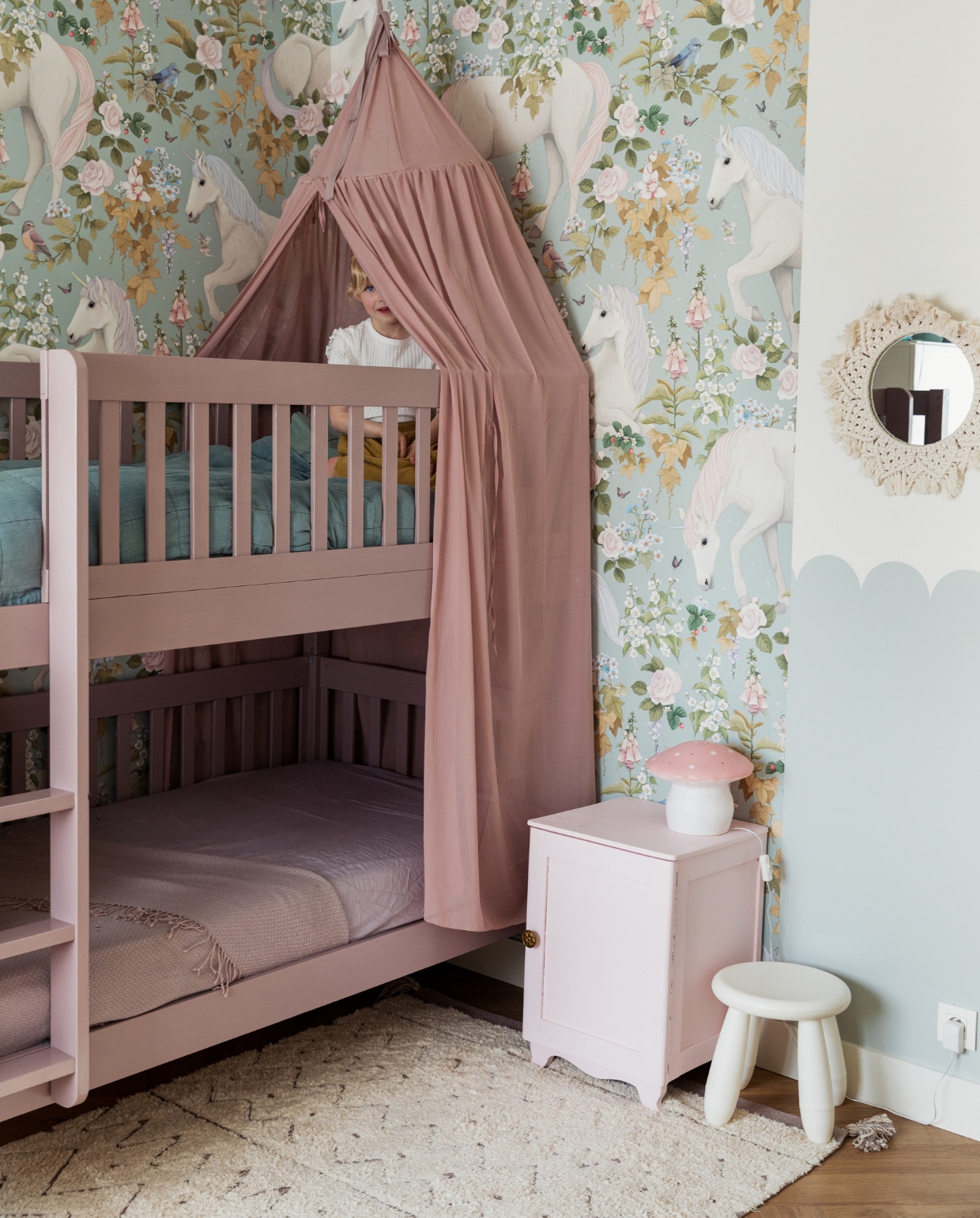 Vloerkleed Lorena Canals, spiegel Maisons du Monde, nachtkastje tweedehands, kruk Ikea, nachtlampje Heico. Bed La Redoute, zelf geverfd. Behang Lidor. Bedlinnen en kussens Jysk, hemel Jollein. vtwonen 11-2023 | styling Ilona Jongepier | fotografie Dana van Leeuwen