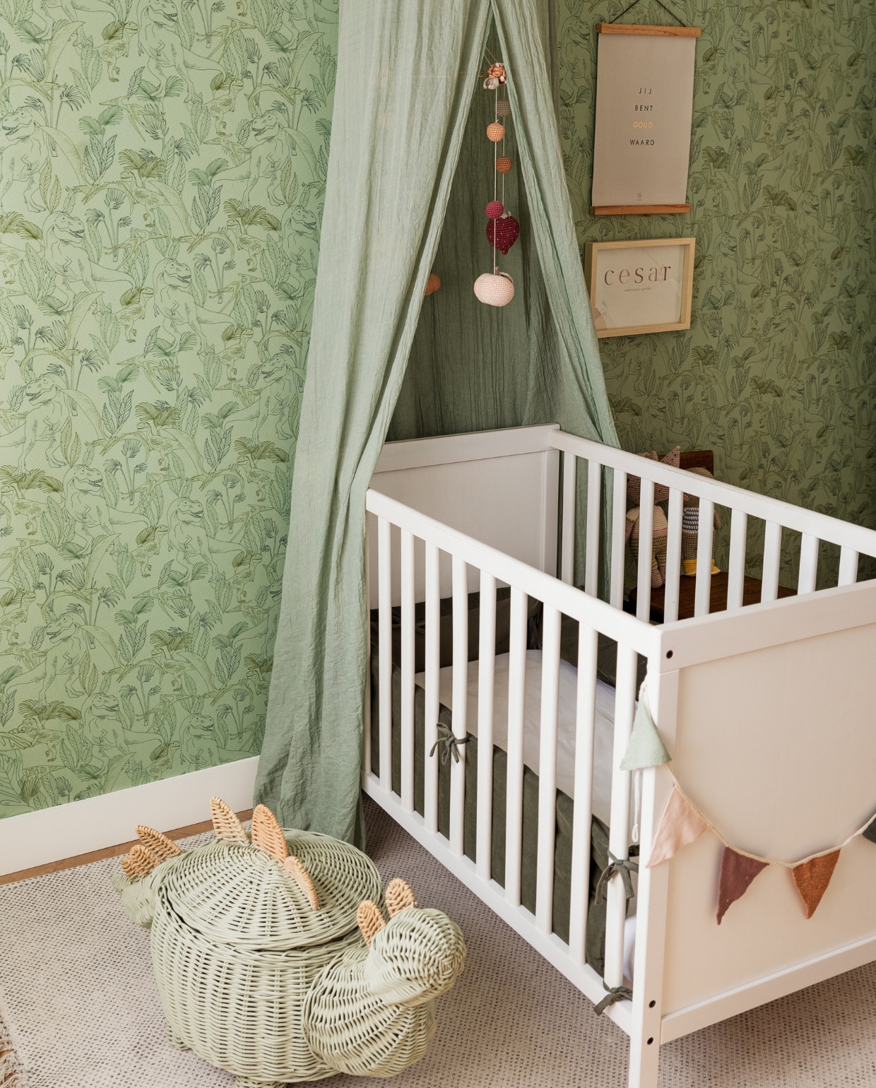 Bed Ikea, dinomand Zara Home. Posters Zusssen Tiny Glory. Gehaakte mobile zelfgemaakt, bedomranding Nobodinoz, behang Roomblush, hemel Casa, vloerkleed Kwantum. vtwonen 11-2023 | styling Ilona Jongepier | fotografie Dana van Leeuwen