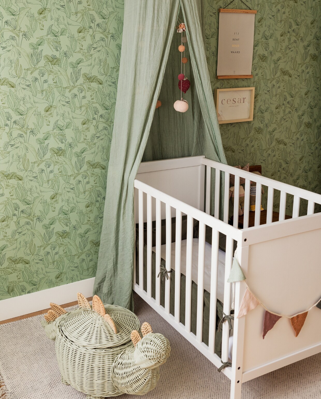 Bed Ikea, dinomand Zara Home. Posters Zusssen Tiny Glory. Gehaakte mobile zelfgemaakt, bedomranding Nobodinoz, behang Roomblush, hemel Casa, vloerkleed Kwantum. vtwonen 11-2023 | styling Ilona Jongepier | fotografie Dana van Leeuwen