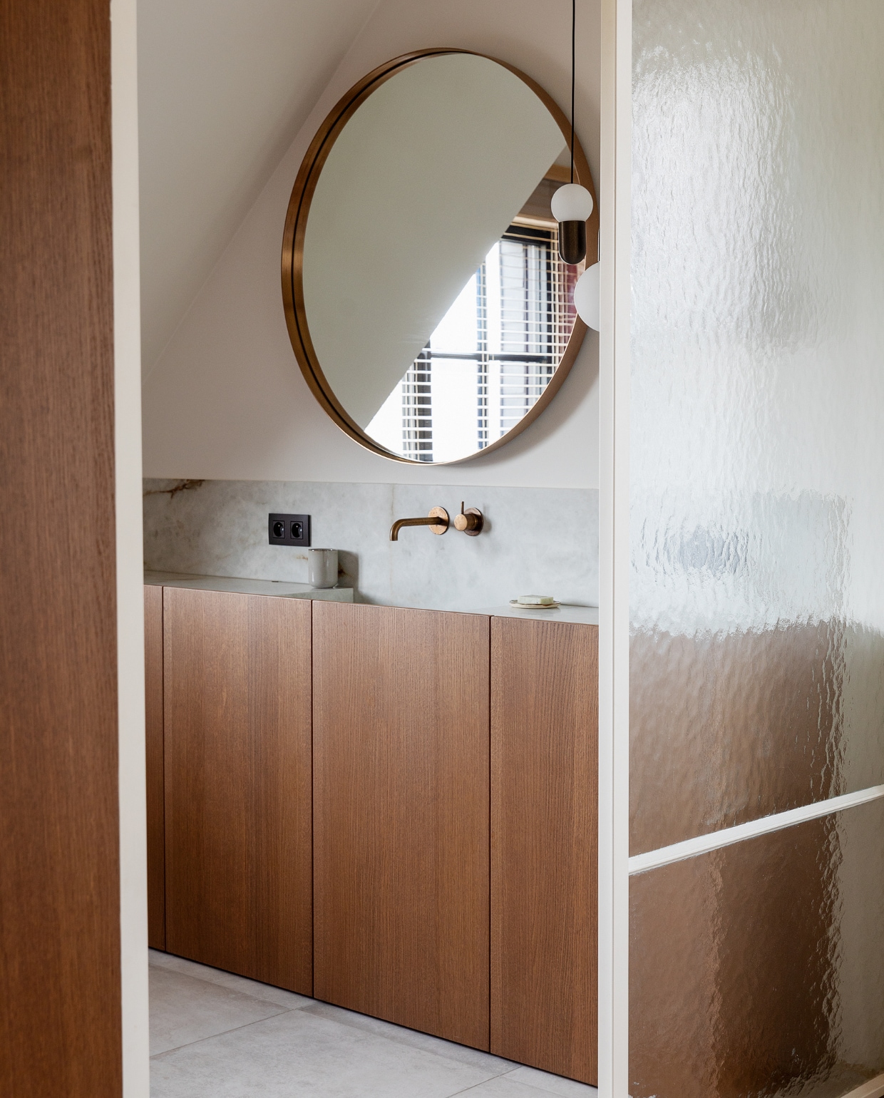 Kranen Hothbath, spiegel Kave Home, badkamermeubel Raeymaekers Keukens, lamp Modular. Overig onbekend. vtwonen 11-2023 | styling Ilona Jongepier | fotografie Dana van Leeuwen