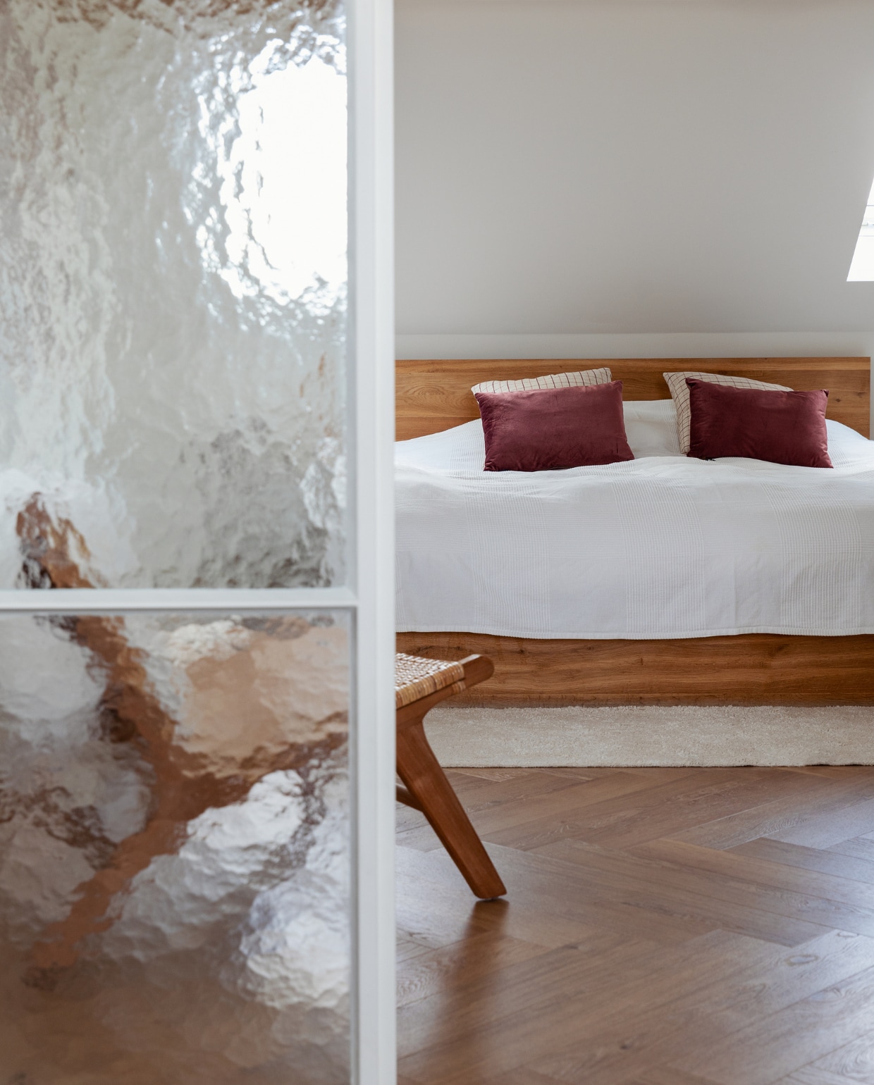 Stoel Casa, kussens Jysk, sprei Ikea, bed Goossens Wonen, vloer Anago van Floorify. vtwonen 11-2023 | styling Ilona Jongepier | fotografie Dana van Leeuwen