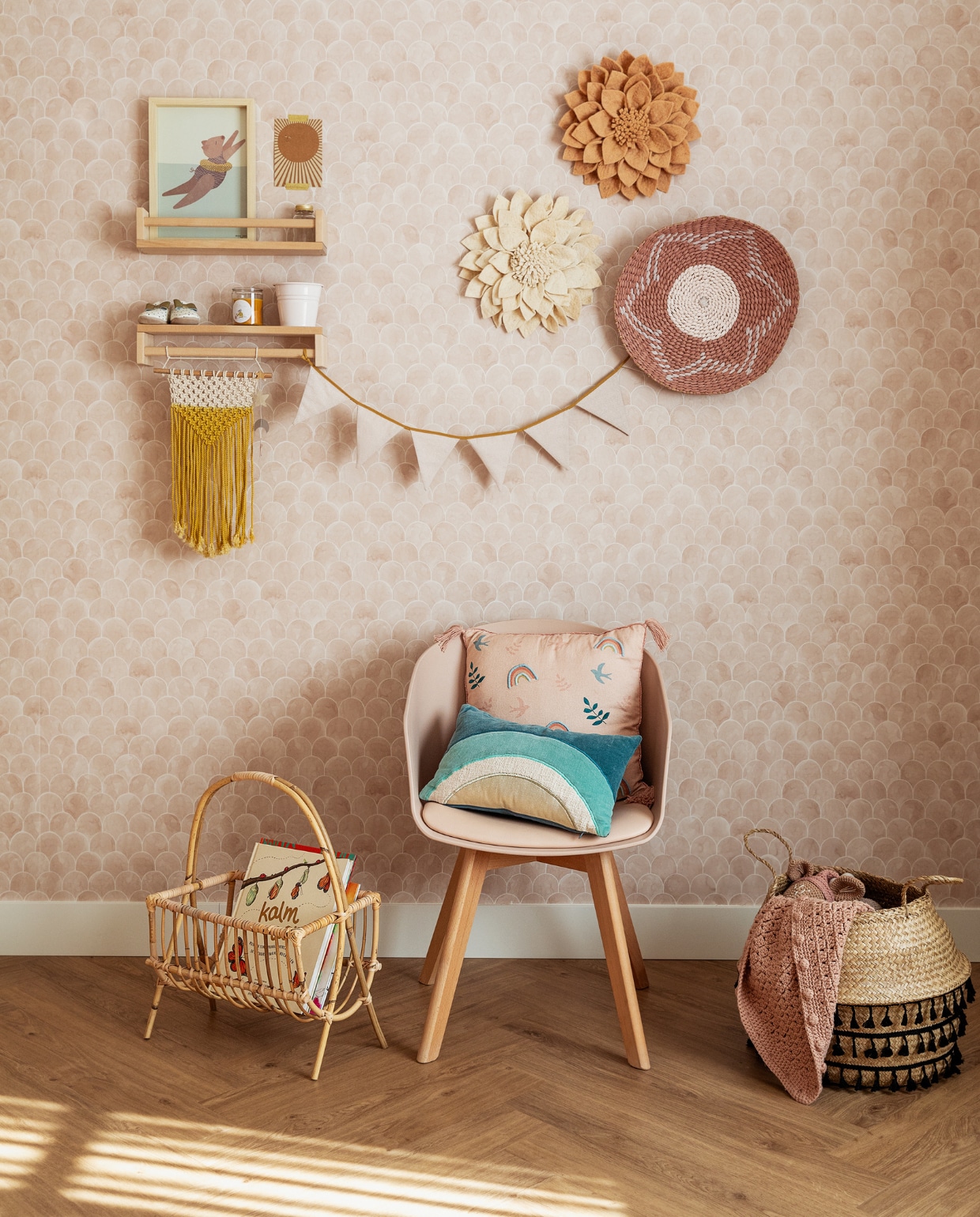 Decoratiebloemen en mand KidsDepot, kussens Maisons du Monde, tijdschriftenhouder Kwantum, posters Maa-noo. Wandkleed en mand Casa, deken zelf gehaakt. Overig onbekend. vtwonen 11-2023 | styling Ilona Jongepier | fotografie Dana van Leeuwen