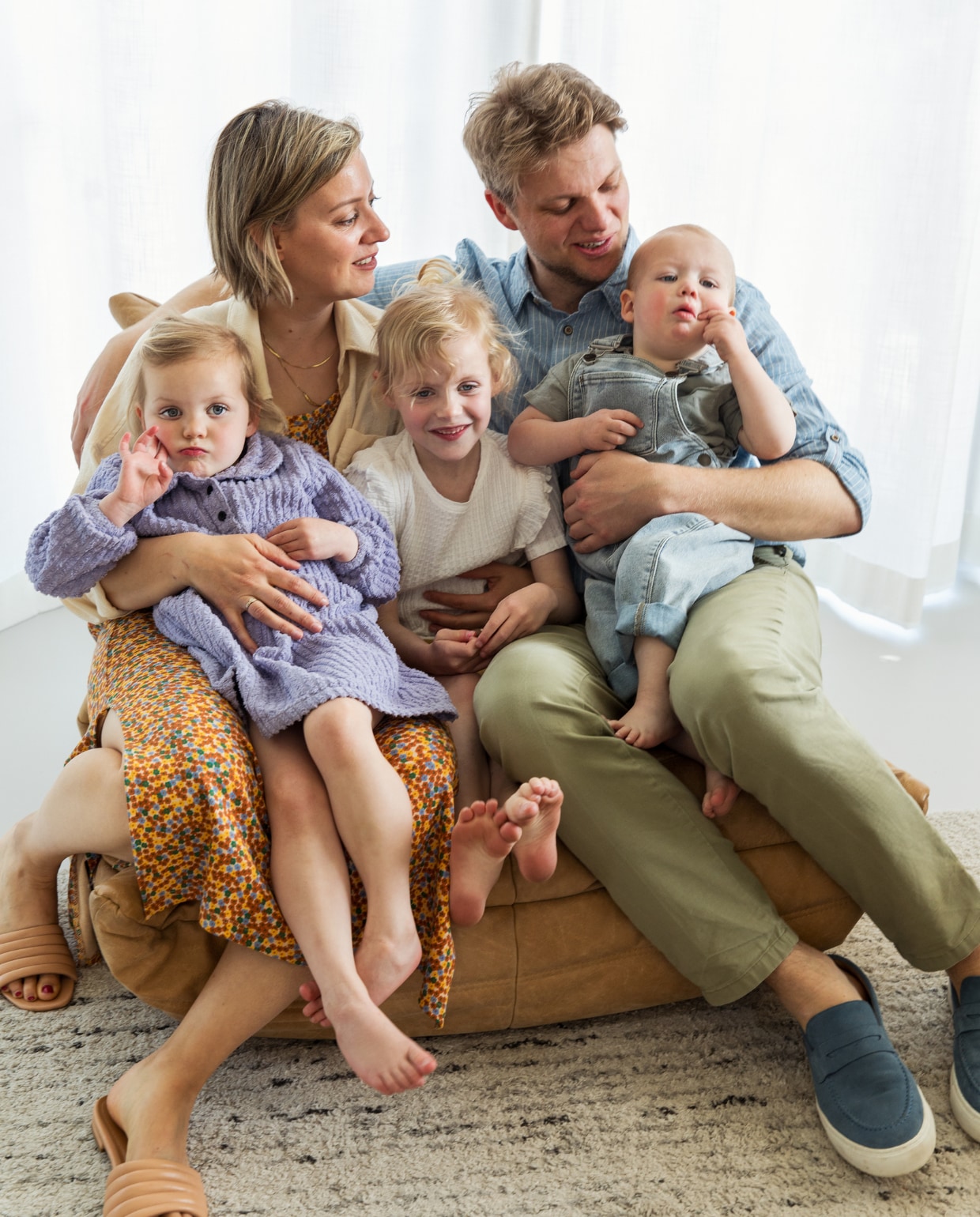 Birgit, Sven, Stella, Ellis en Cesar. Fauteuil Togo van Ligne Roset. Overig onbekend. vtwonen 11-2023 | styling Ilona Jongepier | fotografie Dana van Leeuwen