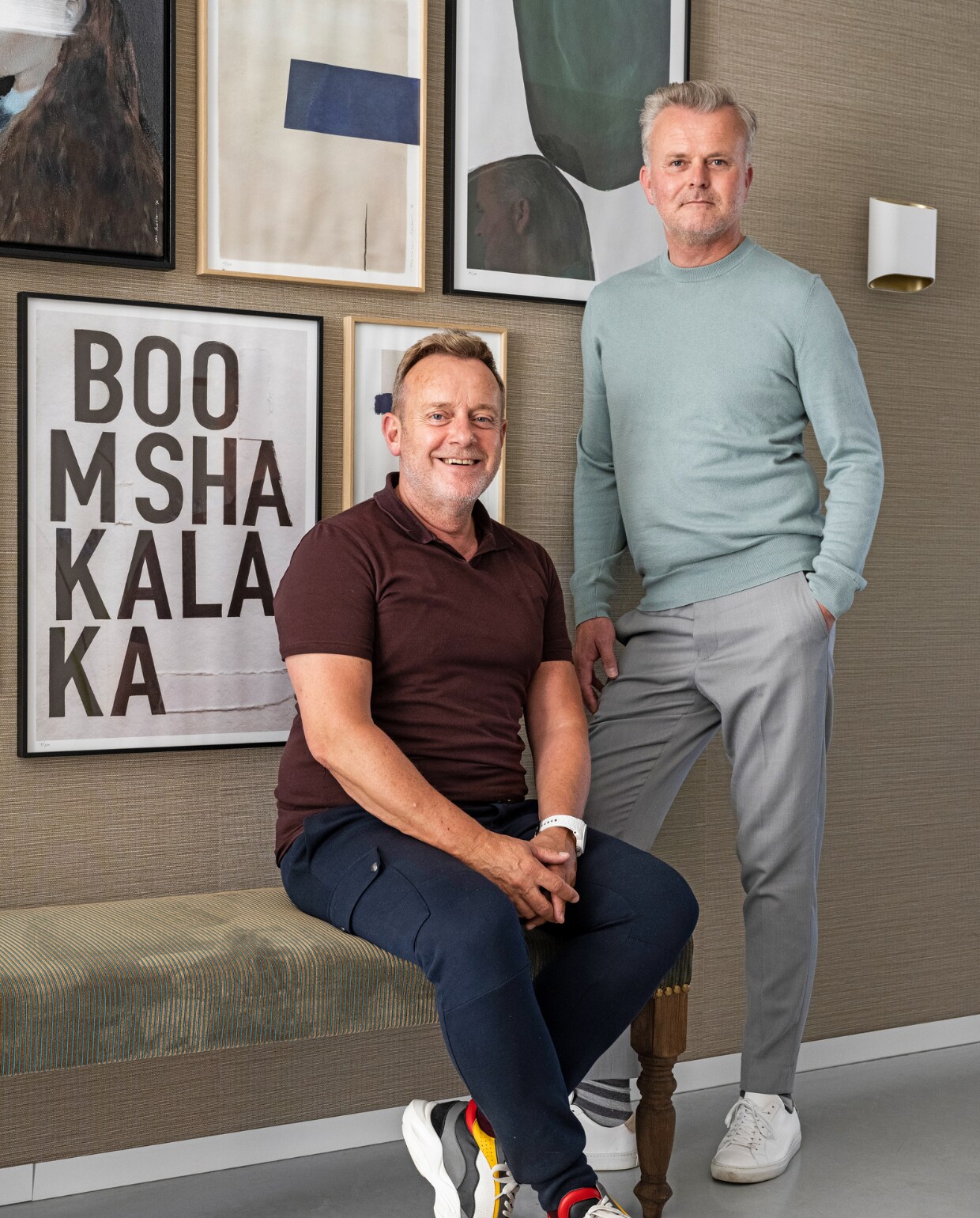 Wouter en Niels in hun nieuwbouw schuurwoning in Oudorp. Behang Aztec Arte, kunstwerken aan de muur van My Deer Art Shop en The Poster. Club.bank La Vie Bohème met stof van Jim Thompson. vtwonen 03-2021 | productie CocoFeatures | styling Wendy Verhaegh | fotografie Stan Koolen