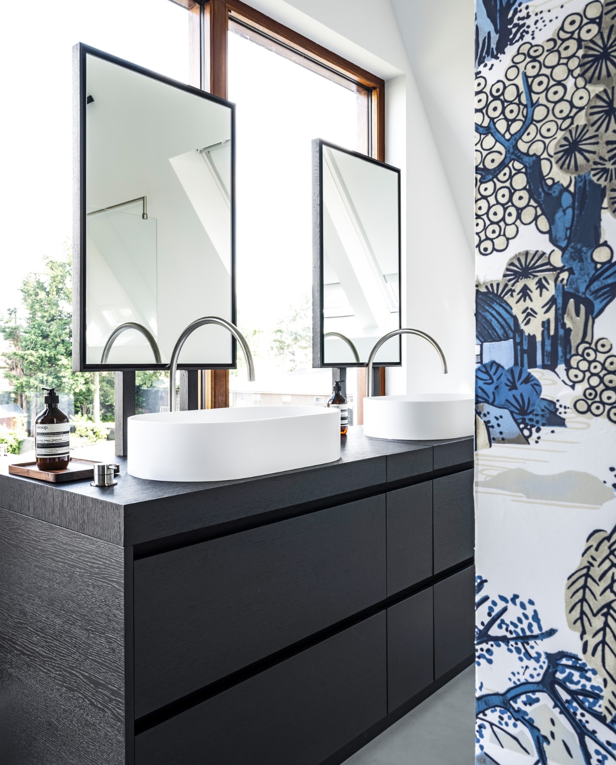Behang Asian Scenic Thibaut, wastafelmeubel van zwartgespoten eiken gemaakt door Maek Meubels, spiegel zelf ontworpen, wasbak en sanitair Filiaal4. vtwonen 03-2021 | productie CocoFeatures | Styling Wendy Verhaegh | fotografie Stan Koolen