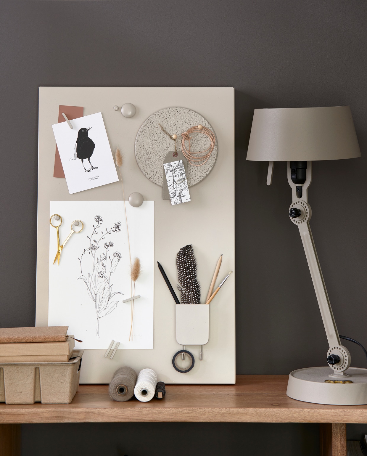 Bureaulamp Bolt in Ash Grey, aluminium en staal € 430,- (tonone.com). Ansichtkaart 5 Dutch birds, set van 5 € 7,50, kunstafdruk A4 Vergeet me nietje € 21,- (maartjevandennoortshop.nl). Overig privébezit. vtwonen 11-2023 | styling Corrien Flohil | fotografie Dennis Brandsma