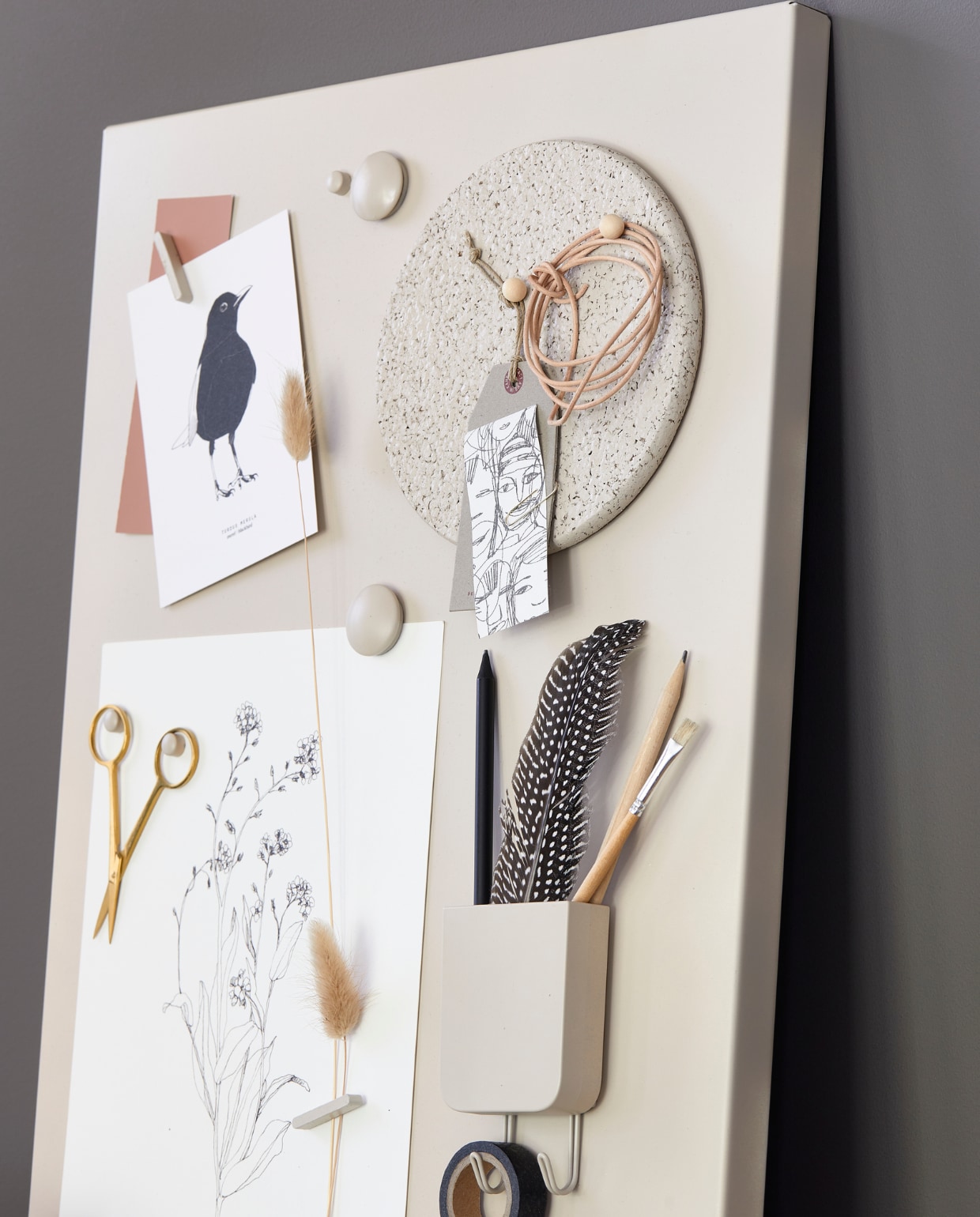 Ansichtkaart 5 Dutch birds, set van 5 € 7,50, kunstafdruk A4 Vergeet me nietje € 21,- (maartjevandennoortshop.nl). Overig privébezit. vtwonen 11-2023 | styling Corrien Flohil | fotografie Dennis Brandsma