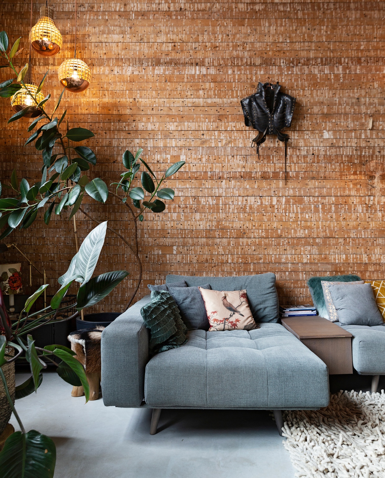 Wand zelfgemaakt van oude plafondlatten. Bank Gianni, Passepartout. Kussens Leen Bakker, HKliving en Stoov. Vloerkleed Loods 5. Aan de wand een leren kledingstuk uit de film Redbad. Hanglampen Monoqi. vtwonen 10-2021 | styling Emmy van Dantzig | fotografie Jansje Klazinga