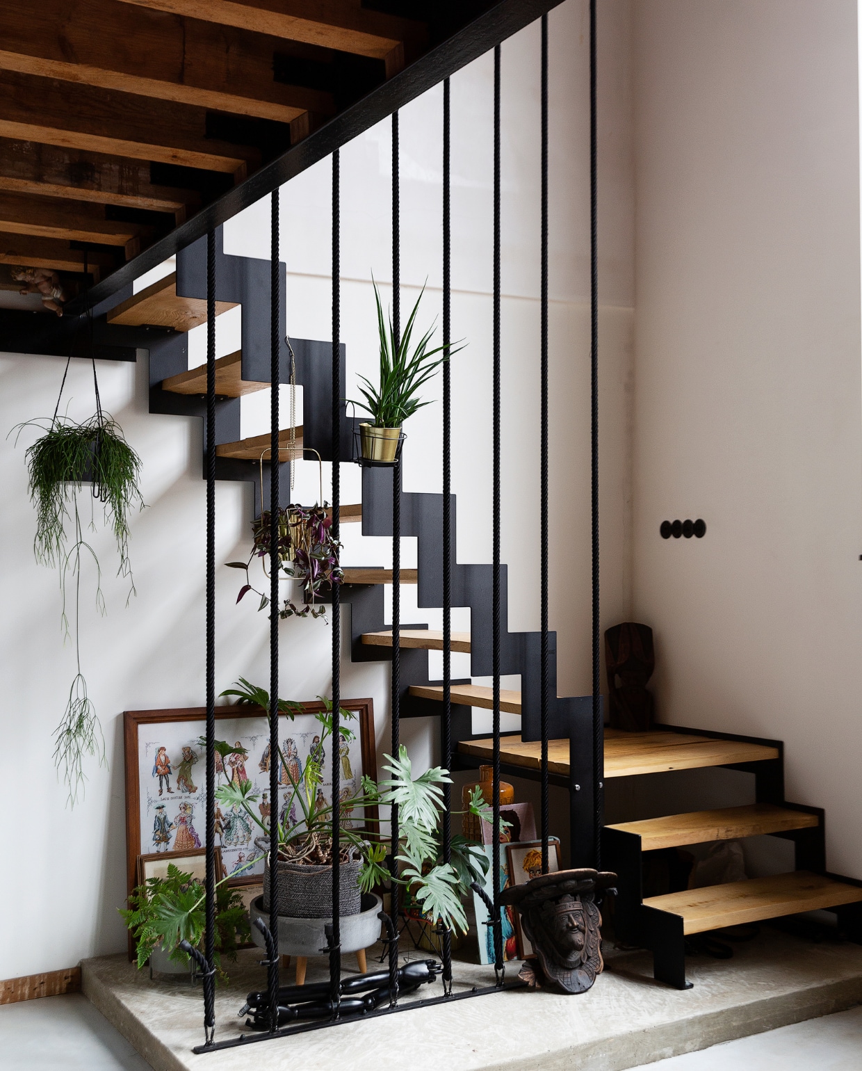 Trap van staal en eikenhout ontworpen door Martina, uitgevoerd door TNW Interieur. vtwonen 10-2021 | styling Emmy van Dantzig | fotografie Jansje Klazinga