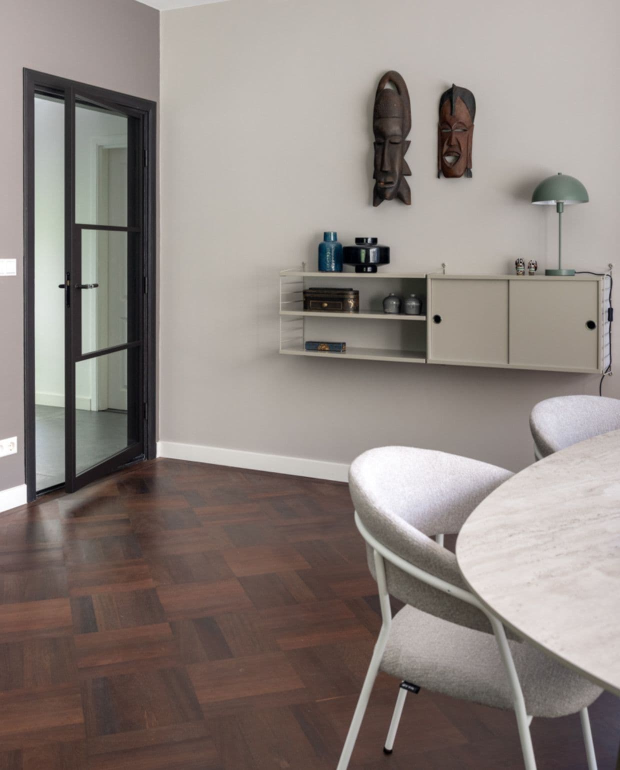 Weer verliefd op je huis aflevering 4 seizoen 19, Fietje in Hilversum, eethoek, wandkast Weer verliefd op je huis aflevering 4 seizoen 19 | styling Fietje Bruijn | fotografie Margriet Hoekstra