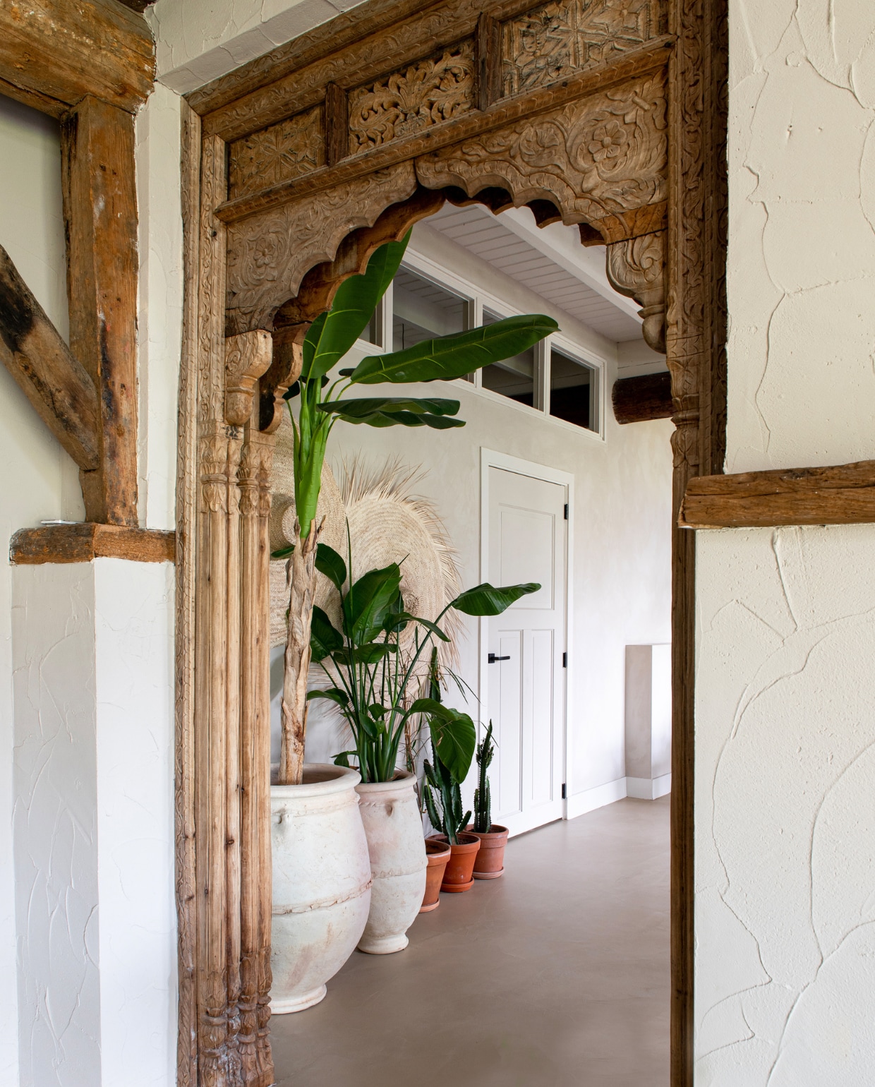 Poort uit India Magazijn22. Plantenpotten Mi-Casa en Bloem &amp; So. vtwonen 11-2023 | productie De Binnenkijkers | styling Jeske Weel | fotografie Caroline Coehorst