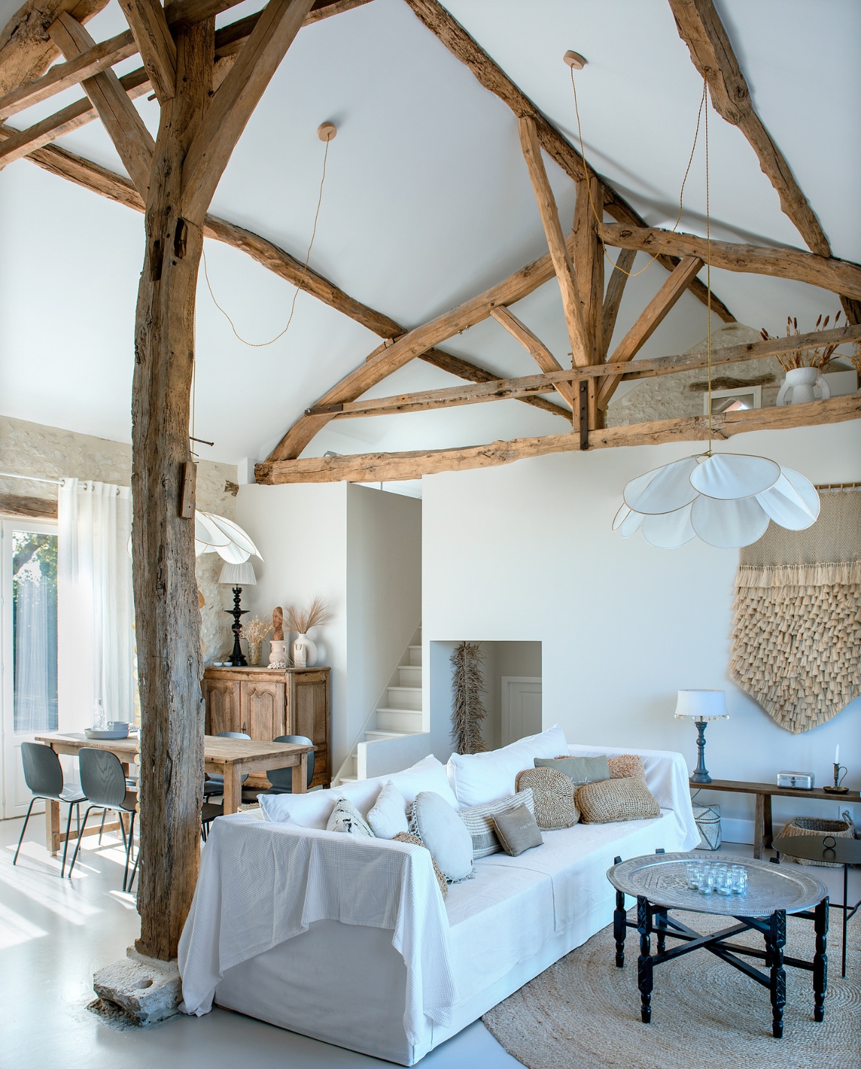 Bank, vloerkleed, salontafel en tafellampen Tine K Home. Hanglampen Georges. Wandkleed Couleur Locale. Kussens Zusss. Stoelen Ikea. Vaas H&amp;M Home, wit beeldje Madame Stoltz. Eettafel, houten bank en kastje brocante. Overig onbekend. vtwonen sepcial binnenkijken 06-2023 | fotografie Ton Bouwer | productie Monique van der Pauw