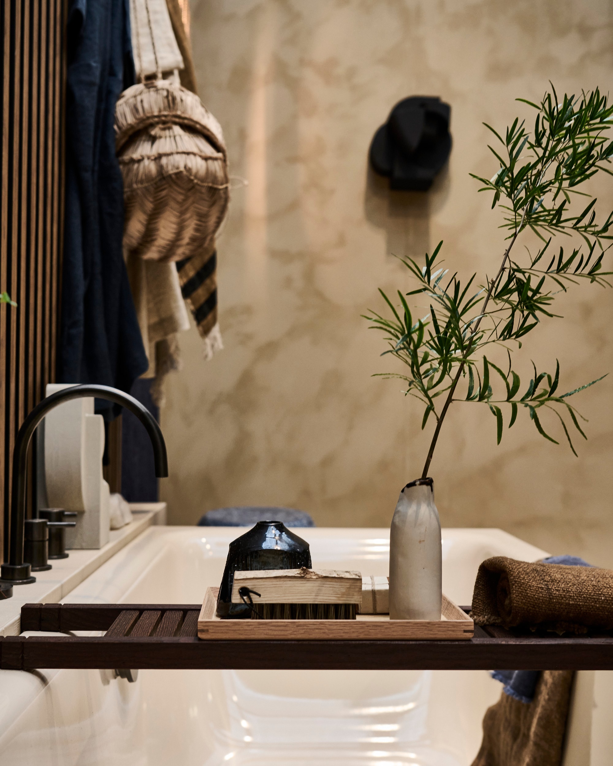vt wonen&amp;design beurs 2023 Midnight Japandi van Liza vtwonen | Fotografie Sjoerd Eickmans, styling Liza Wassenaar
