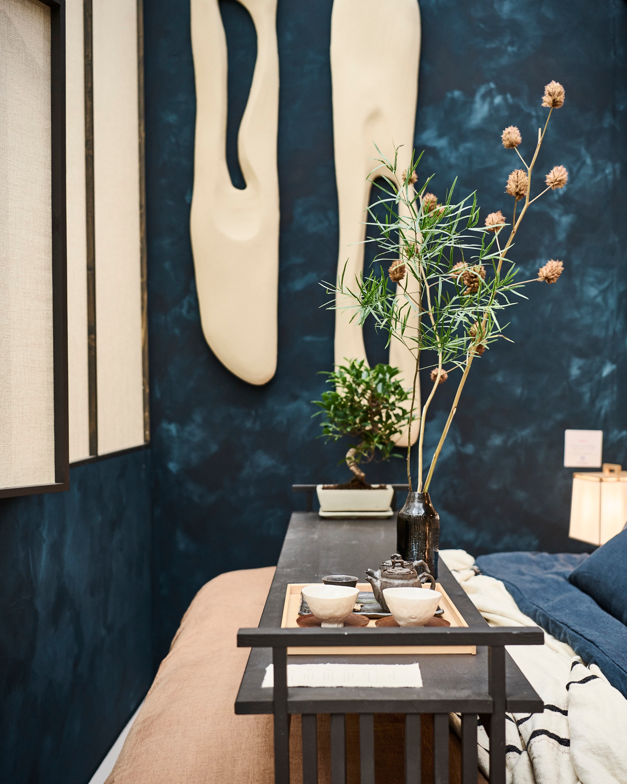 vt wonen&amp;design beurs 2023 Midnight Japandi van Liza vtwonen | Fotografie Sjoerd Eickmans, styling Liza Wassenaar