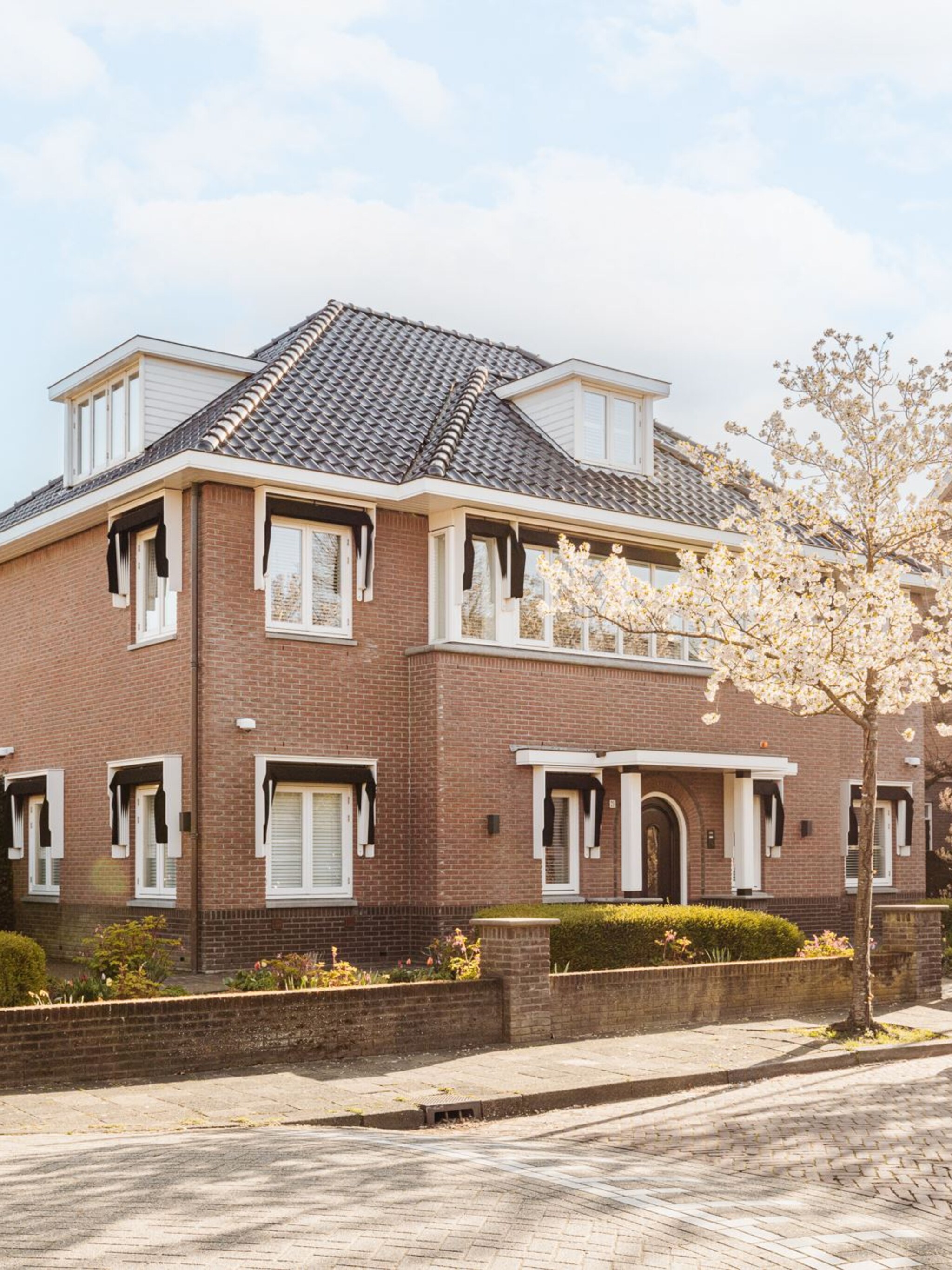 funda find deze luxe dorpsvilla is ooit ingericht door jan en monique des bouvrie
