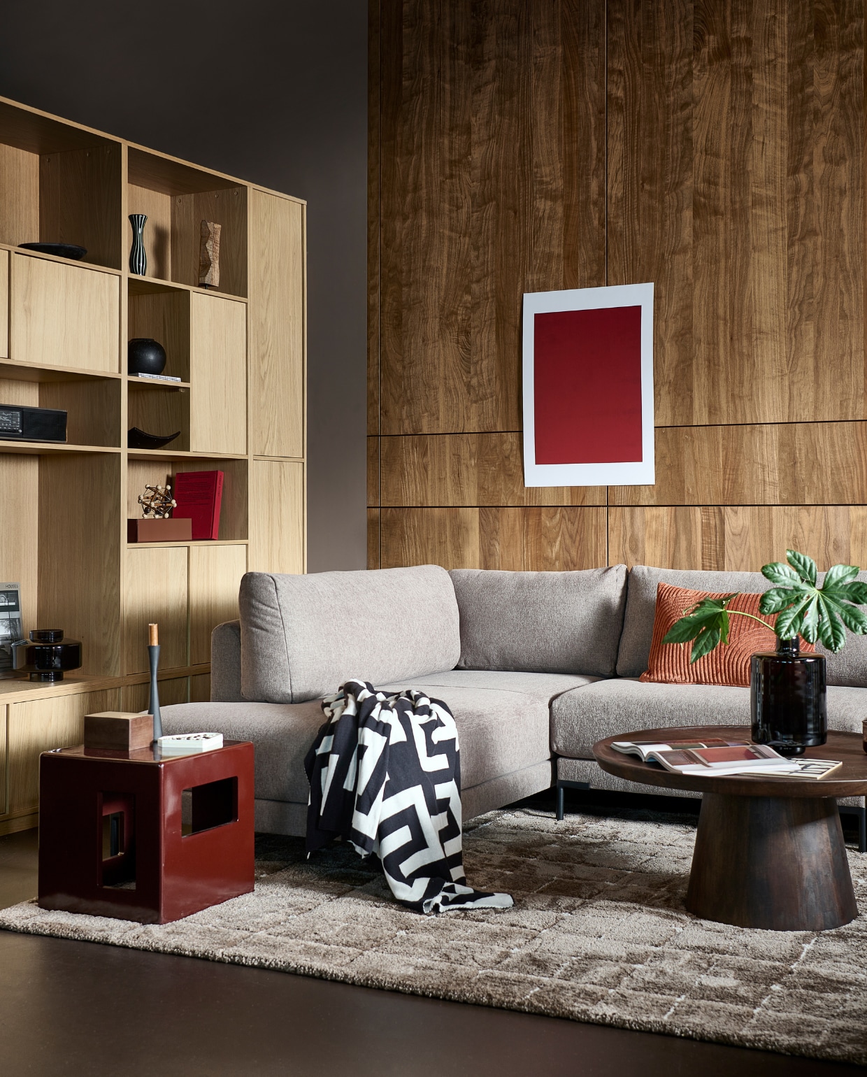 Elementenbank Couple in lichtgrijs vanaf € 449,- (pag. 43). Plaid € 99,95 (pag. 59). Kussen Broom Bow € 49,95 (pag. 84). Rond kussen € 49,95 (pag. 59). Vloerlamp Orion € 147,50 (pag. 76). Vloer Marmoleum in Basalt per m2 € 50,40 (pag. 103). Vloerkleed Blocks vanaf € 320,- (pag. 109). Salontafel Coffee A Gogo € 499,- (pag. 48). Zwarte glazen vaas € 49,95 (pag. 58). Bijzettafel Modern € 219,- (pag. 48). Kandelaar vanaf € 16,95 (pag. 62). Kast Modulair vanaf € 169,- (pag. 55). vtwonen catalogus 2023