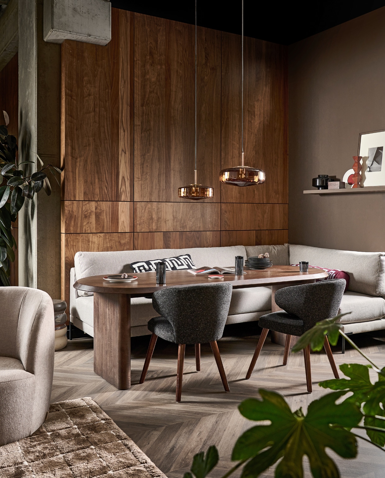 Hanglampen Pleat vanaf € 229,90 (pag. 77). Eettafel Ellips vanaf € 1299,-(pag. 49). Eetkamerstoel Cape € 199,- (pag. 47).  Eettafelbank Couple in lichtgrijs vanaf € 749,- (pag. 49). Kussen zwart-wit € 59,95 (pag. 59). Kussen rond bordeaux-lichtblauw € 49,95 (pag. 59). Vloer Novilon in Zoethout per m2 € 36,75 (pag. 102). Bijzettafel Bulb € 129,- (pag. 48). Servies vanaf € 5,50 (pag. 68). Bordjes Circles vanaf € 5,95 (pag. 70). Waterglazen vanaf € 14,95 (pag. 67). Draaifauteuil Turn € 599,- (pag. 46). Vloerkleed Blocks vanaf € 320,- (pag. 109). Zwarte glazen vaas € 49,95 (pag. 58). vtwonen catalogus 2023