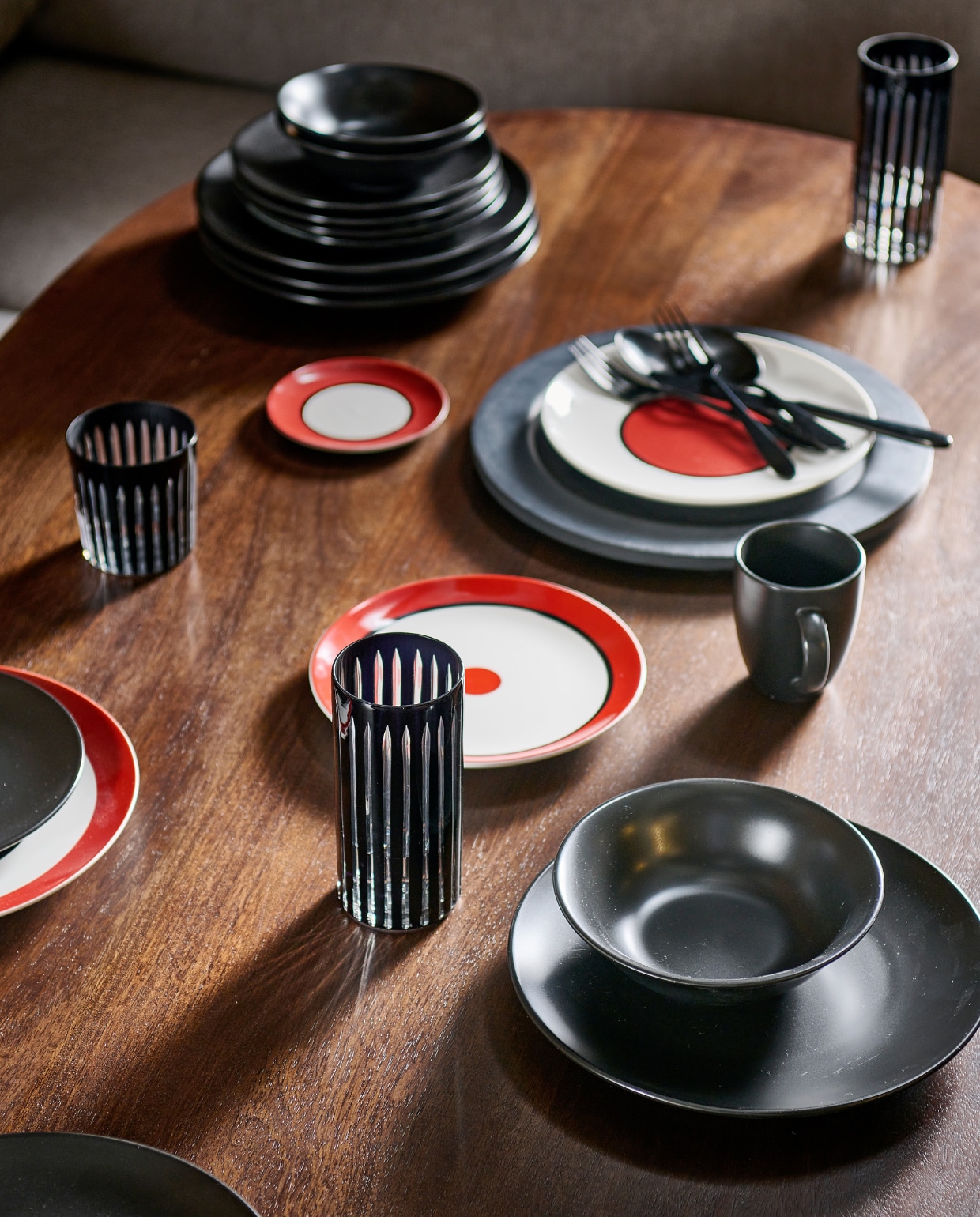 Eettafel Ellips vanaf € 1299,-. Servies vanaf € 5,50. Bordjes Circles vanaf € 5,95 (pag. 70). Waterglazen vanaf € 14,95. Bestek 18-delige set € 89,-. vtwonen catalogus 2023