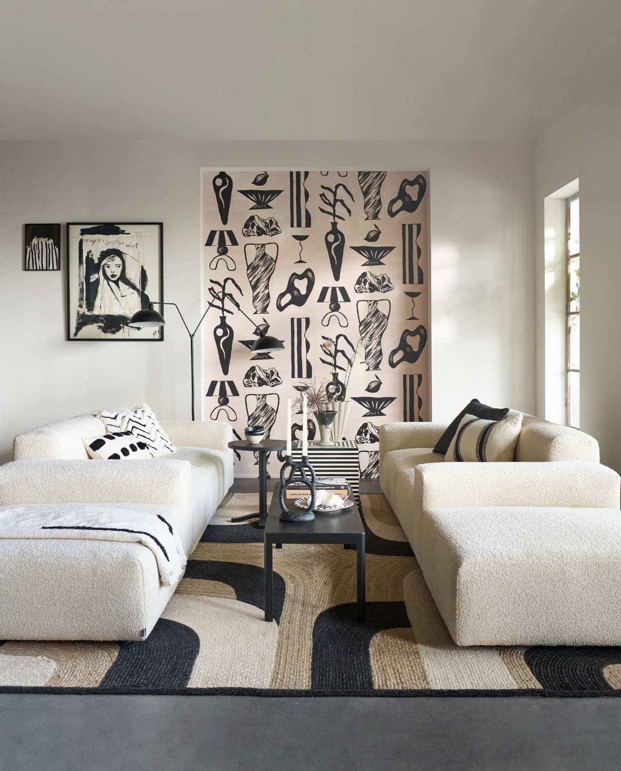 Elementenbanken Cubi Studio en poefs Large, alles van Basta in Linen Melé (basta.co). Muurverf in Linen van vtwonen (karwei.nl). Vliesbehang Du Peintre van Garance Vallée voor Asteré, 10x1 m, juten vloerkleed Penny Lane van Élitis, 250x350 cm (loggerewilpower.com). Olieverf kunsttekening (gracespiegel.com). Ingelijste poster (mydeerartshop.nl). Houten salontafel Workshop van Muuto (loods5.nl). Ronde houten salontafel Pastis, 46x40 cm (Øxh)(hay.nl). Gestreepte salontafel Taura, hout met epoxylaag, keramieken kommen, keramieken vaas Colla (nordal.com). Metalen vloerlamp Orion van vtwonen, polyresin kandelaar Abstract van Bloomingville, porseleinen vaas Flores van Ferm Living, kussen met geborduurde steek van vtwonen (vtwonen.nl/shop). Zwart katoenen kussen Solid (malagoon.com). Wollen kussen met zwarte strepen, zwart-witte schaal (householdhardware.nl). Plaid, katoen en polyester (hkliving.nl). Overig privébezit. vtwonen 2023-11 | styling Marianne Luning | fotografie Sjoerd Eickmans