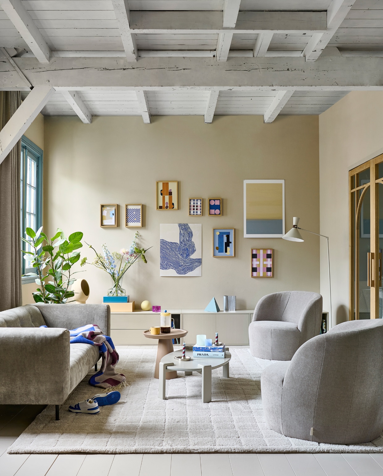 Muurverf Flax vanaf 1 liter € 27,99. Diverse fotolijsten naturel vanaf € 12,95. Tv-meubel Settle Down € 499,-. Draaifauteuil Turn € 599,-. Vloerlamp Hoodies € 199,95. 2,5-zitsbank Skin in lichtgrijs € 1099,-. Vloerkleed Blocks vanaf € 320,-. Salontafel Turtle € 399,-. Kandelaars van metaal met oor vanaf € 12,95. Bijzettafel Coffee A Gogo € 229,-. M.m.v. wallofart.com (kunstwerken), merceramsterdam.com (schoenen), arket.com (plaid), vtwonen.nl/shop (zilveren vaas van vtwonen), hay.nl (koffiekan), hm.com (gestreepte kaarsen). Overig privébezit. vtwonen catalogus 2023