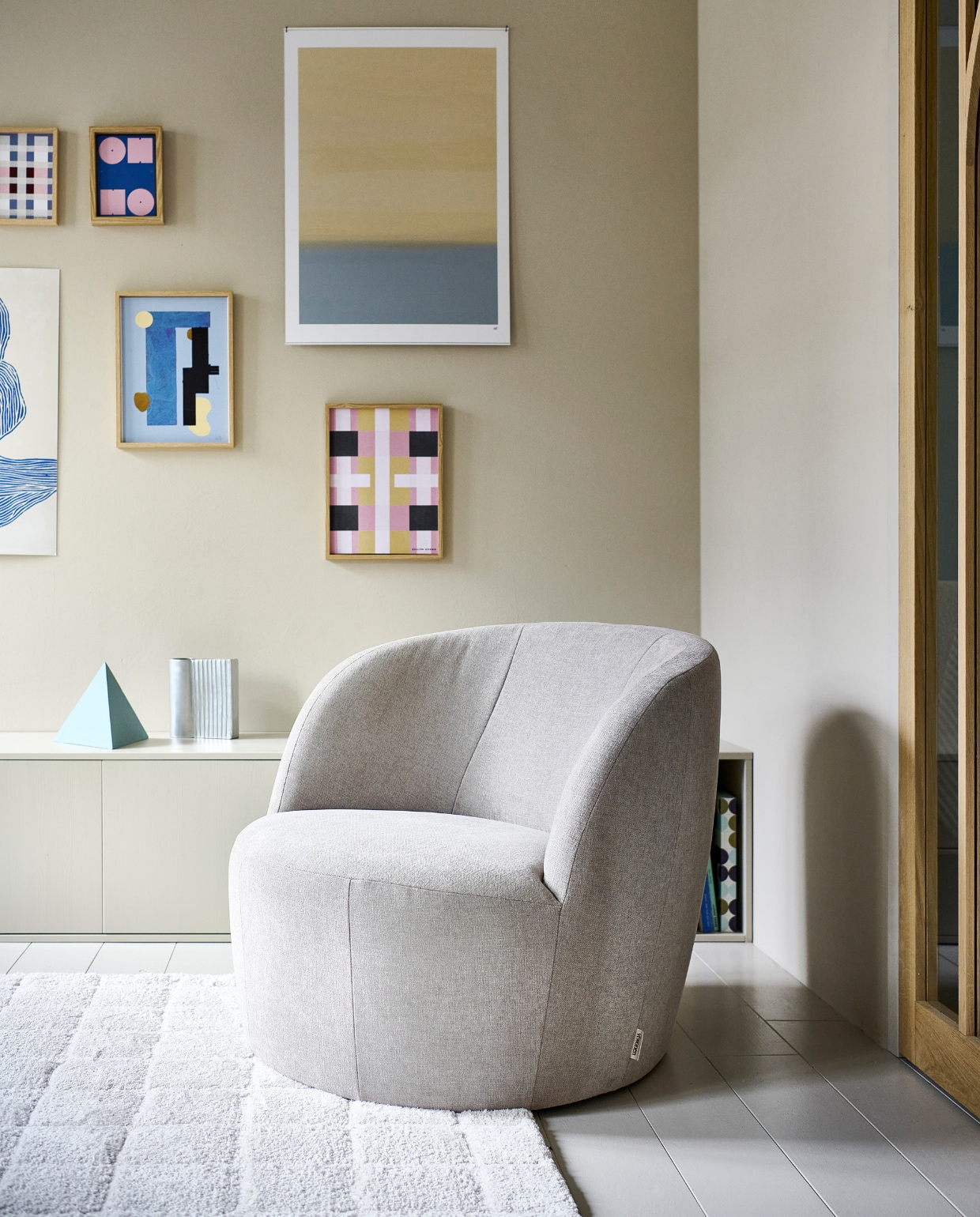 Muurverf Flax vanaf 1 liter € 27,99. Diverse fotolijsten naturel vanaf € 12,95. Tv-meubel Settle Down € 499,-. Draaifauteuil Turn € 599,-. Vloerkleed Blocks vanaf € 320,-. Vloer is geschilderd in kleur Flax vanaf 1 liter € 27,99. M.m.v. walofart.com (schilderijen) vtwonen catalogus 2023