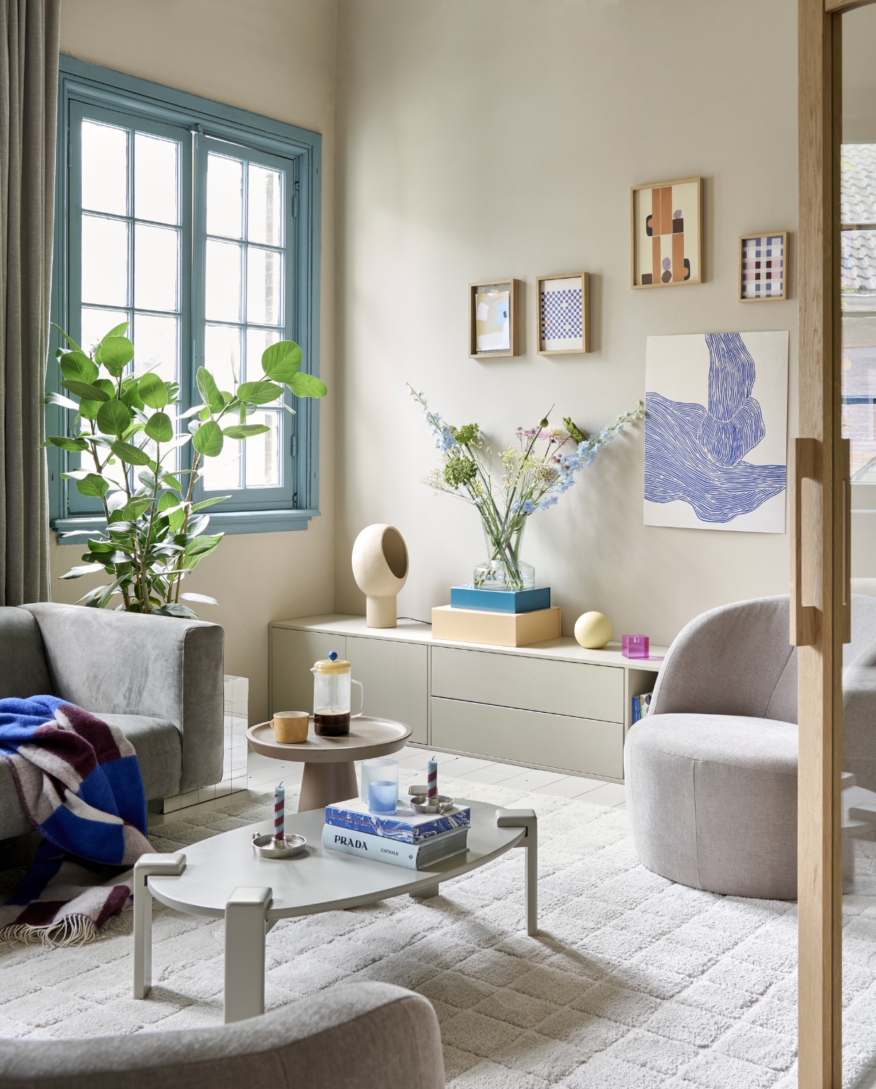 Muurverf Flax vanaf 1 liter € 27,99. Lakverf Old Blue vanaf 500 ml € 27,99. Tv-meubel Settle Down € 499,-. Tafellamp Monk vanaf € 74,95. Vaas van helder glas € 29,95. Draaifauteuil Turn € 599,-. 2,5-zitsbank Skin in lichtgrijs € 1099,-. Vloerkleed Blocks vanaf € 320,-. Salontafel Turtle € 399,-. Kandelaars met oor vanaf € 12,95. Bijzettafel Coffee A Gogo € 229,-. arket.com (plaid, blauwe waxinelichthouder), hay.nl (gele en blauwe opbergdozen). Overig privébezit. vtwonen catalogus 2023
