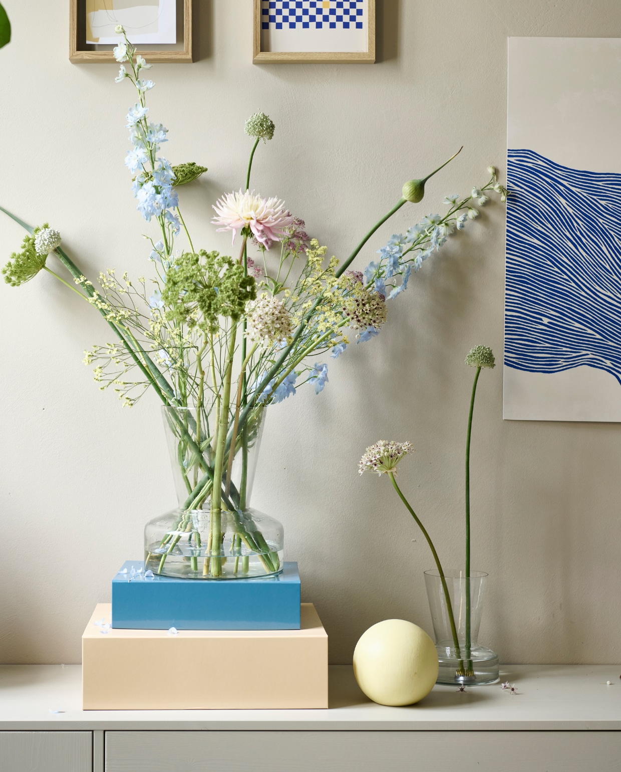 Vazen van helder glas vanaf € 29,95, m.m.v. hay.nl (gele en blauwe opbergdozen). Overig privébezit. vtwonen catalogus 2023