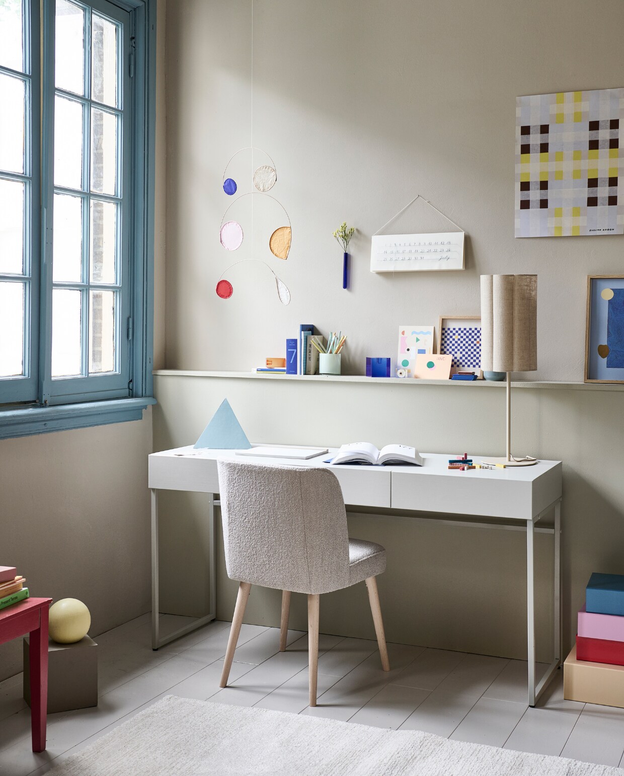 Lakverf op kozijn Old Blue vanaf 500 ml € 27,99. Bureau Basic € 399,-. Stoel Force € 199,-. Tafellamp Fringe € 87,50. Vloer geschilderd in kleur Flax vanaf 1 liter € 27,99. Vloerkleed Ridge € 149,-.  Fotolijsten naturel vanaf € 12,95. M.m.v. iine.nl (kaart, mobile, blokjes in diverse kleuren) misc-store.com (kalender, paardebloemblok, agenda), arket.com (blauw glas), festamsterdam.com (blauwe kubus), hay.nl (opbergdozen), walofart.com (prints). Overig privébezit. vtwonen catalogus 2023