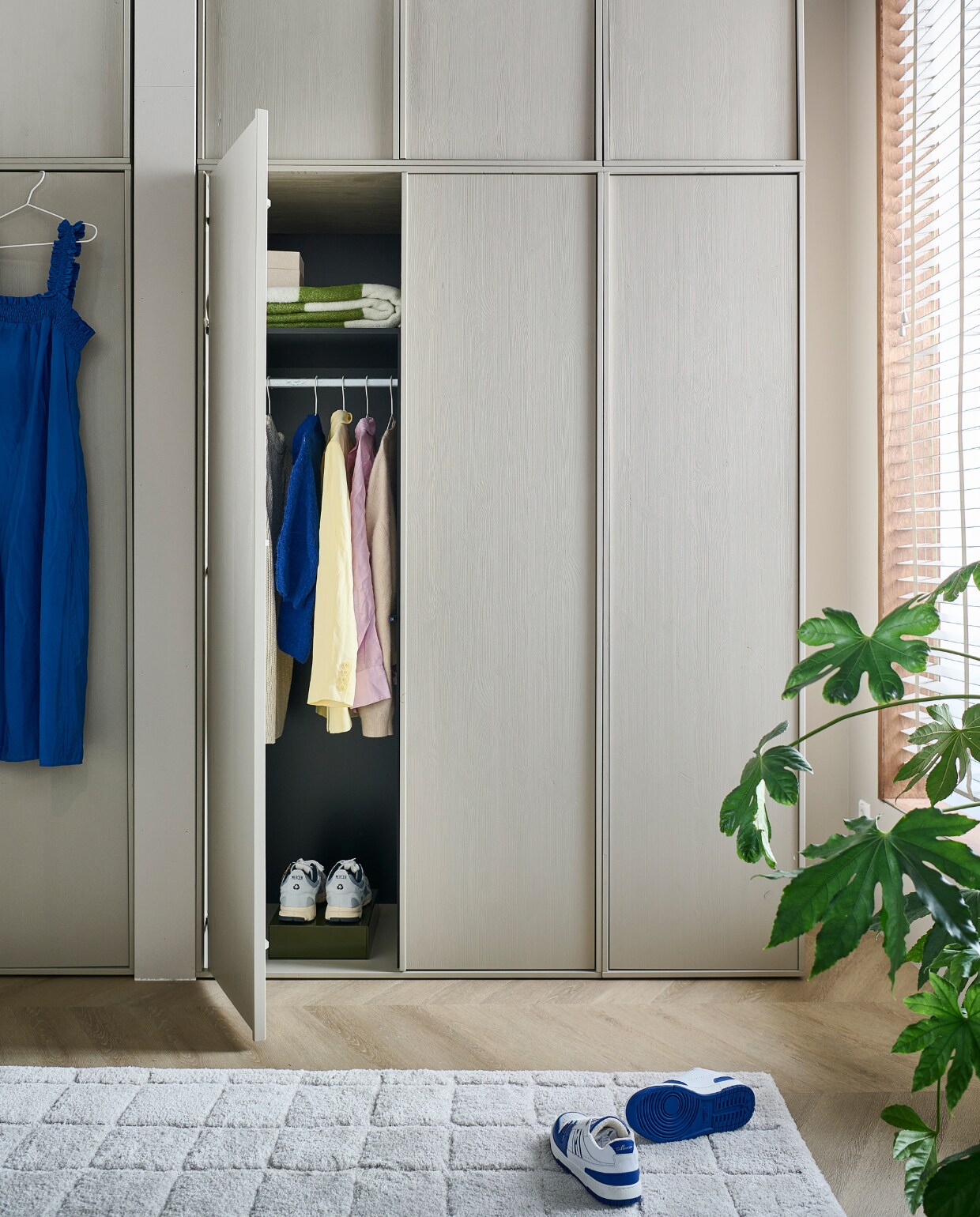 Garderobekast Daily, diverse losse onderdelen vanaf € 149,-. Vloer pvc Noble in natural per m2  vanaf € 48,95. Vloerkleed loperformaat Blocks € 239,99. M.m.v. merceramsterdam.com (schoenen). Overig privébezit. vtwonen catalogus 2023