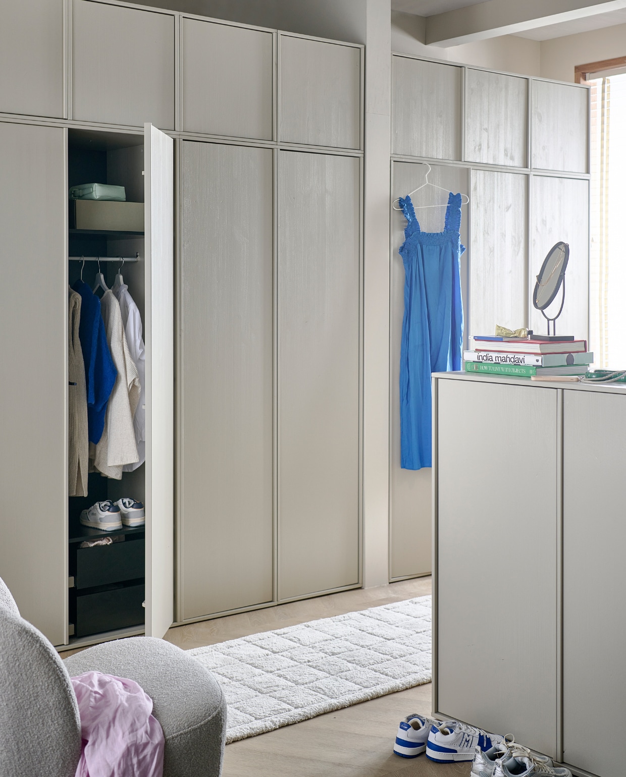 Garderobekast Daily, diverse losse onderdelen vanaf € 149,-. Vloer pvc Noble in natural per m2 vanaf € 48,95. Vloerkleed loperformaat Blocks € 239,99. Fauteuil Lofty € 299,-. Spiegel ovaal op standaard € 29,95 .M.m.v merceramsterdam.com (schoenen).  Overig privébezit. vtwonen catalogus 2023