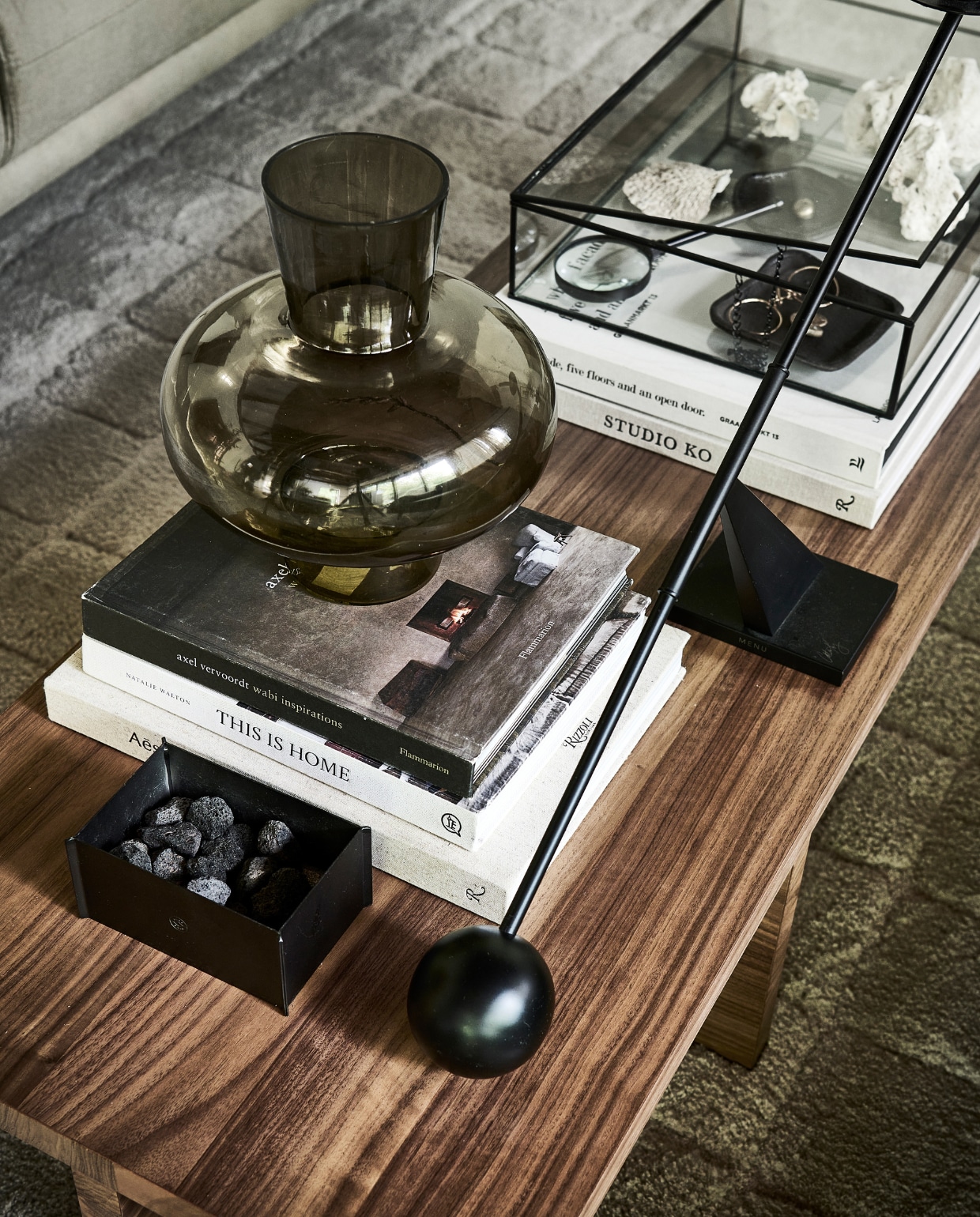 Vaas van groen glas € 44,95. Glazen opbergdoos vanaf € 54,95. Salontafel Angle vanaf € 469,-. Vloerkleed Blocks vanaf € 320,-.Overig privébezit. vtwonen catalogus 2023