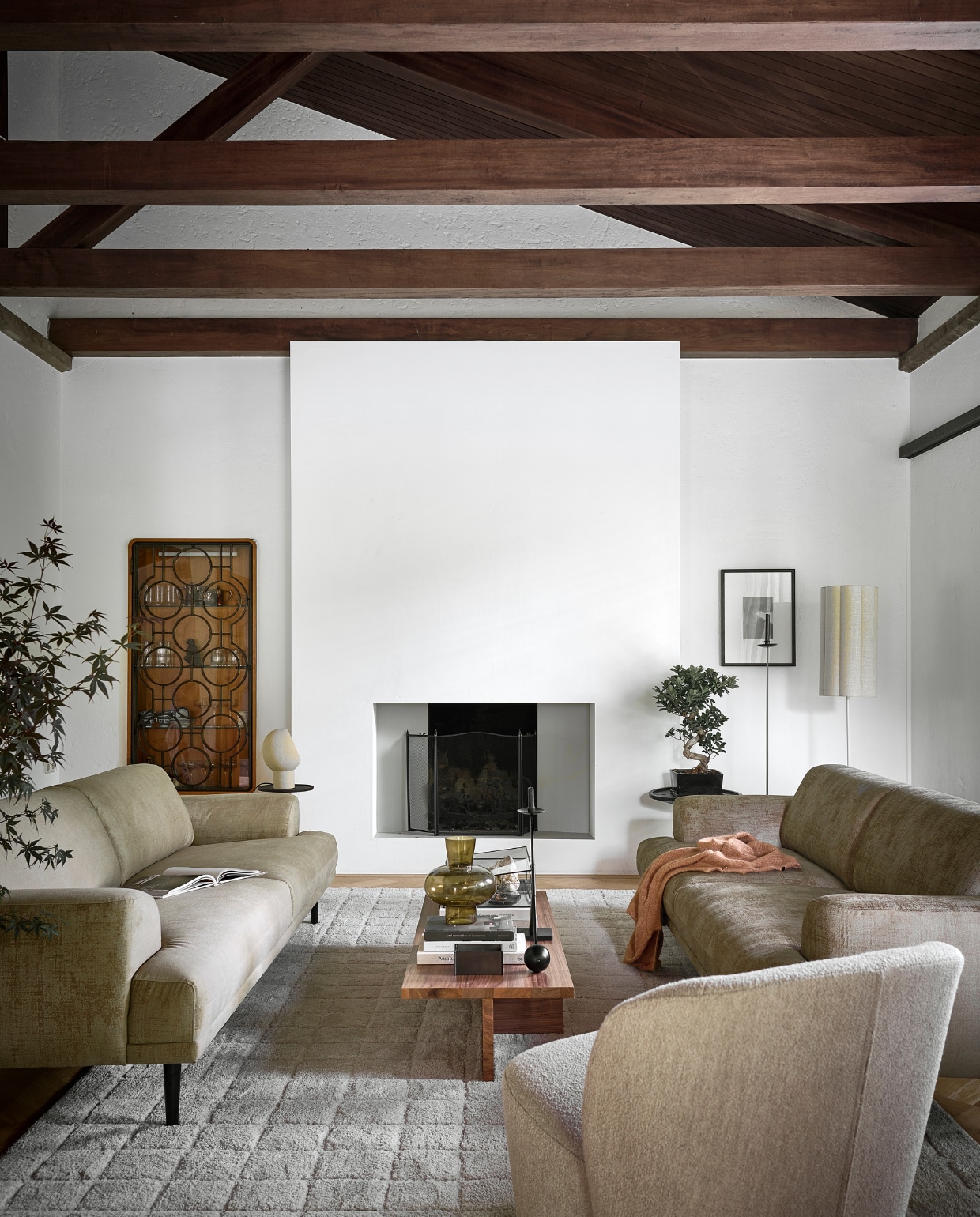 Banken Brush in Champagne, € 1299,-. Fauteuil Lofty € 299,-. Salontafel Angle vanaf € 469,-. Vloerkleed Blocks vanaf € 320,-. Vaas van groen glas € 44,95. Tafellamp Monk € 74,95. Vloerlamp Fringe € 154,50. Fotolijst vanaf € 9,95. Overig privébezit. vtwonen catalogus 2023