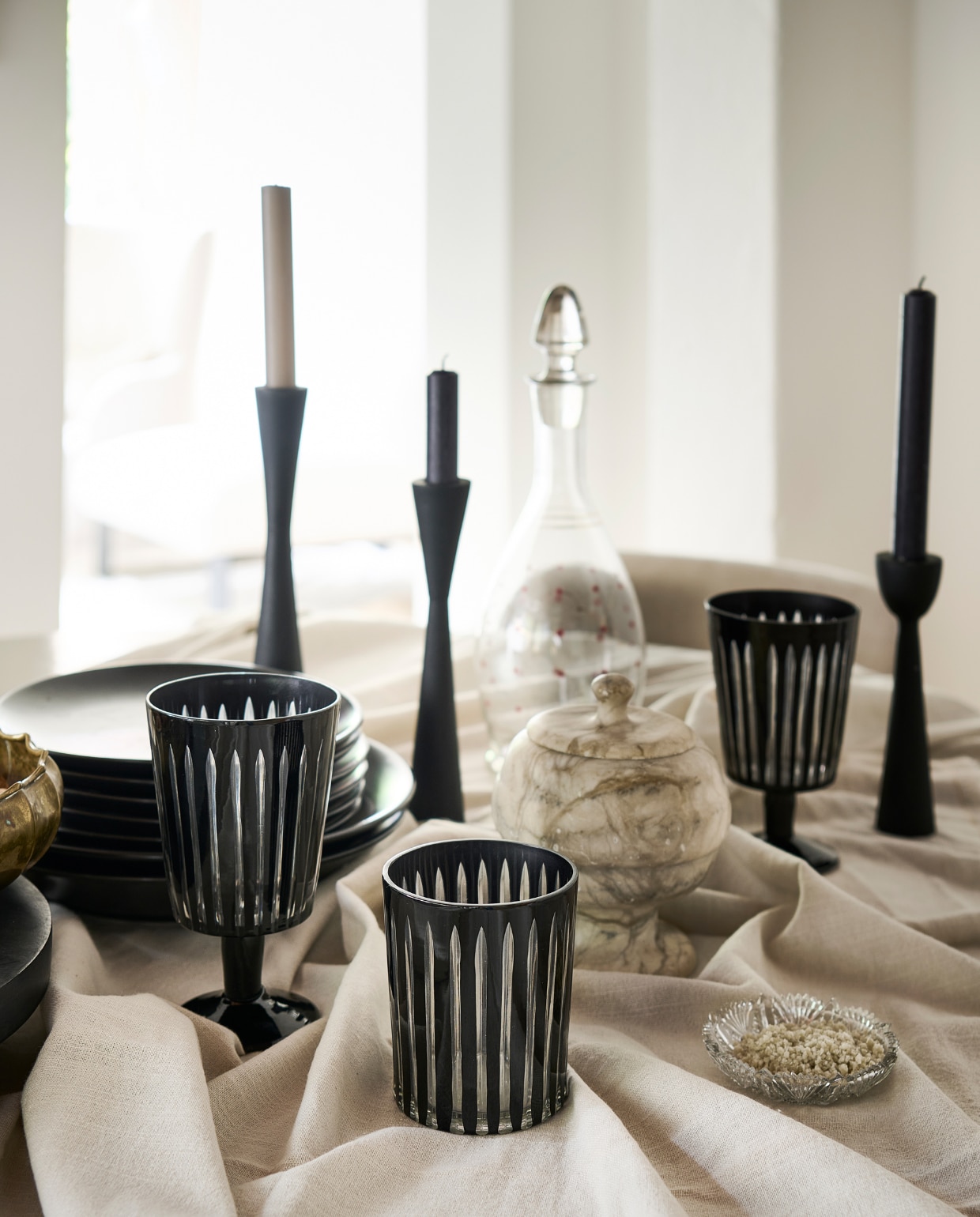 Waterglas vanaf € 14,95. Wijnglas € 19,95. Servies vanaf € 5,50. Kandelaar vanaf € 16,95. M.m.v. vtwonen.nl/shop (tafelkleed van vtwonen). Overig privébezit. vtwonen catalogus 2023