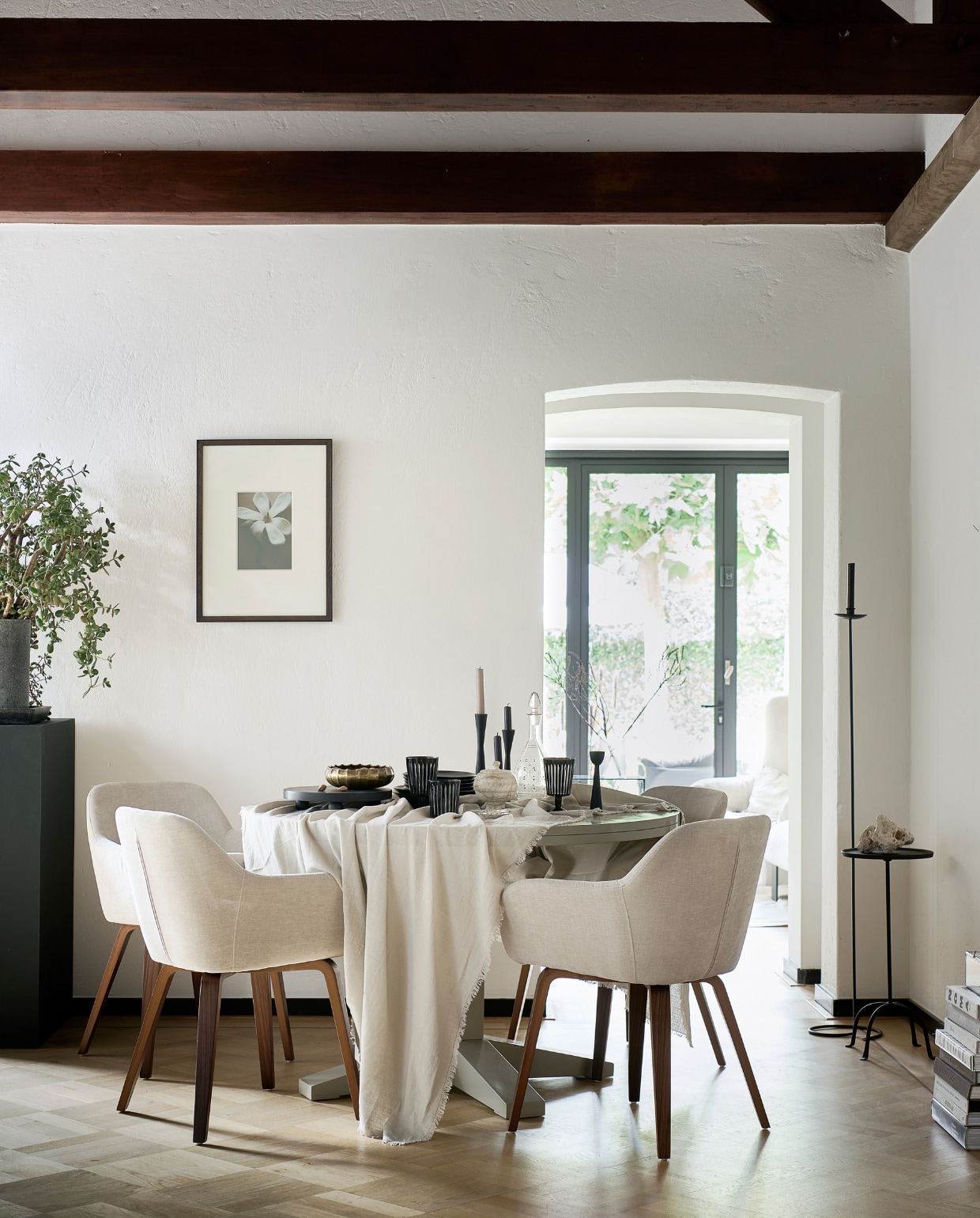 Eettafel Deck € 899,-. Eetkamerstoelen Base € 199,-. Waterglas vanaf € 14,95. Wijnglas € 19,95. Dienblad € 34,95. Servies vanaf € 5,50. Kandelaars vanaf € 16,95. Fotolijst vanaf € 9,95. M.m.v. vtwonen.nl/shop (tafelkleed van vtwonen). Overig privébezit. vtwonen catalogus 2023