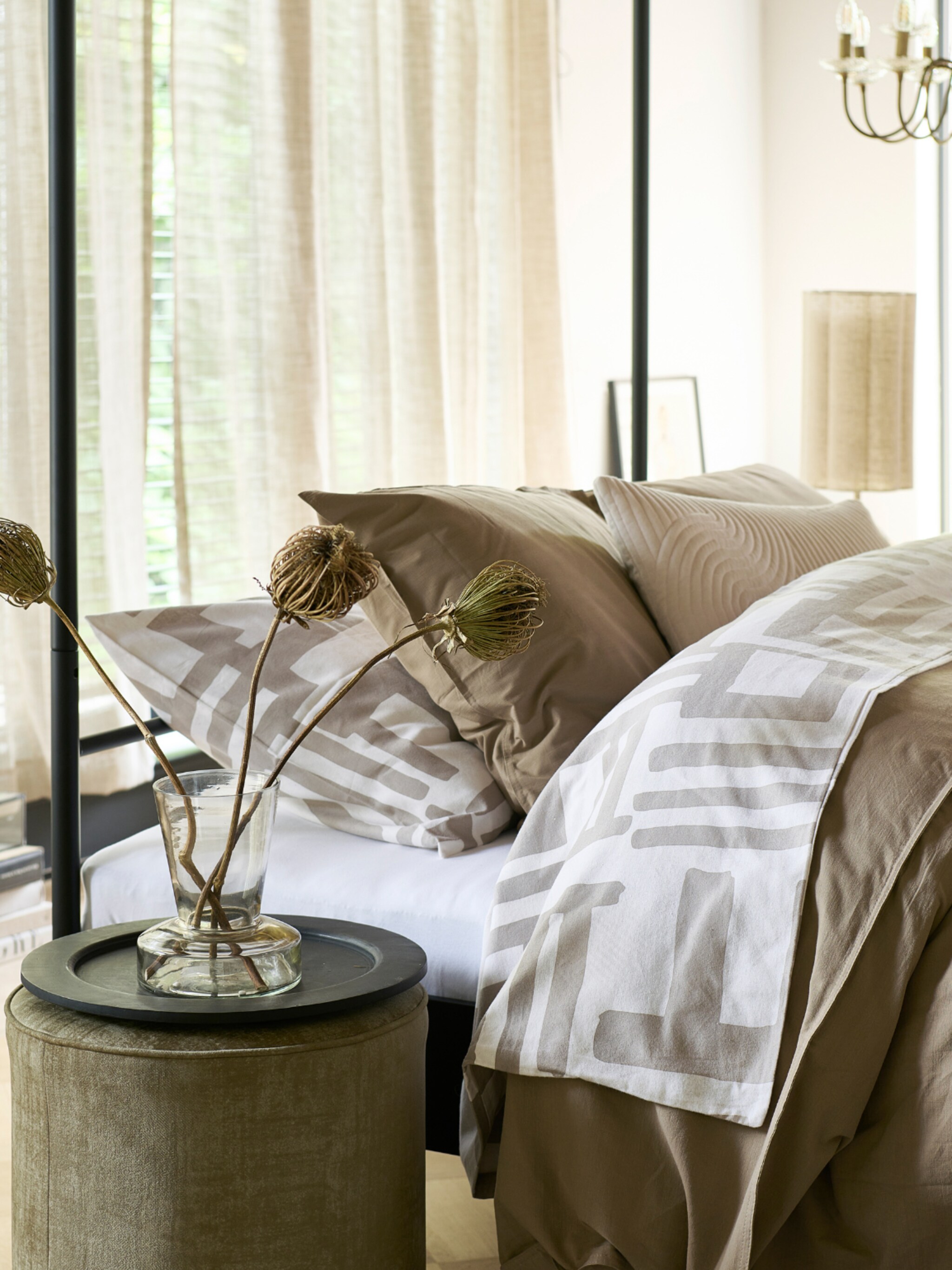 het bed hotelwaardig opmaken met twee dekbedden doe je zo