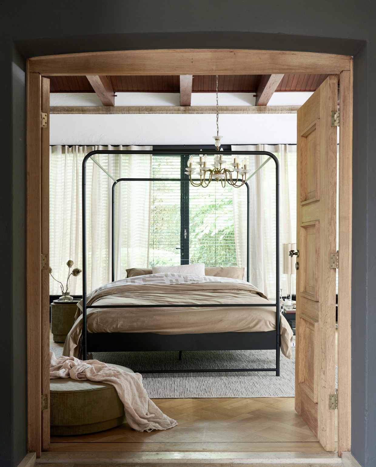 Hemelbed Bunk vanaf € 279,-. Inbetween gordijn op maat in stof Vlas 2271 en kleur linnen, vanaf € 30,99. Vloerkleed Nature Cord ecru melé vanaf € 299,99. Poef Pearl € 109,-. Poef Pearl XL € 169,-. Dekbedovertrek Mixed Stripes natural vanaf € 49,95. Dekbedovertrek Natural Stone zand vanaf € 79,95. M.m.v. burbri.nl (kroonluchter). Overig privébezit. vtwonen catalogus 2023