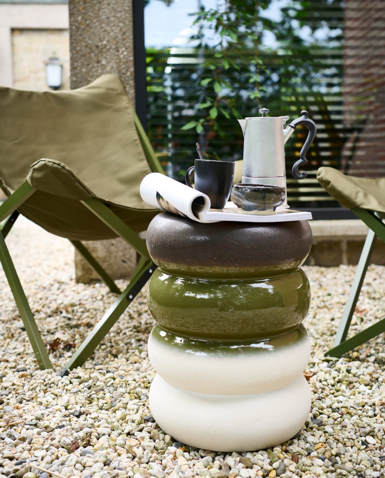 Bijzettafel Bulb € 129,-. Opvouwbare stoel Lazy Afternoon € 169,-, overig privébezit. vtwonen catalogus 2023