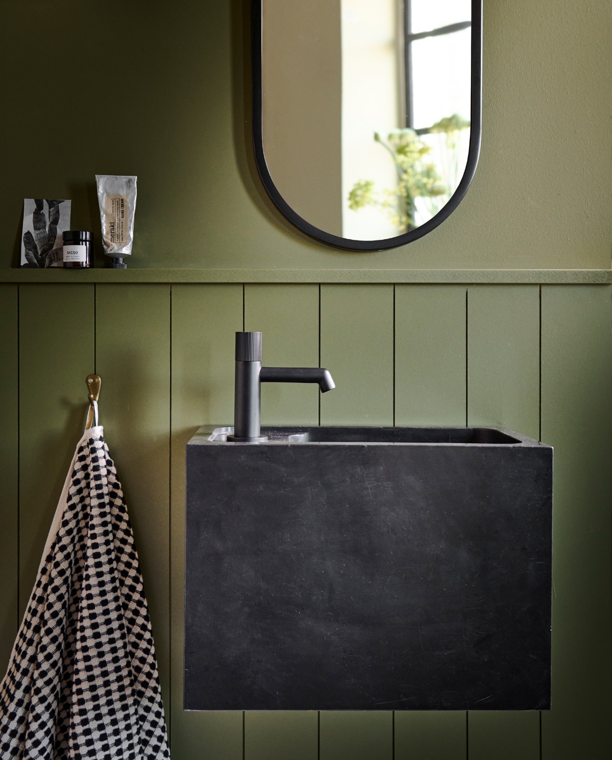 Spiegel ovaal € 44,95. Toiletwastafel Wide € 1246,-. Muurverf Khaki vanaf 1 liter € 27,99. M.m.v. zarahome.com (zwart-witte handdoek), plieger.nl (douche-badkraan, toiletkraan),  marie-stella-maris.com (beautyproducten). Overig privébezit. vtwonen catalogus 2023